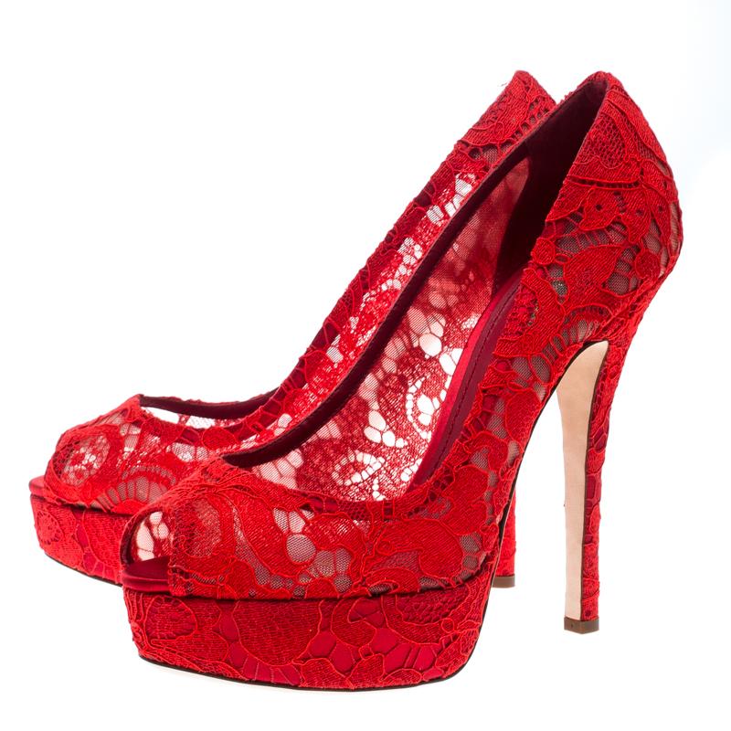 Dolce and Gabbana Red Lace Peep Toe Platform Pumps Size 41 In New Condition In Dubai, Al Qouz 2