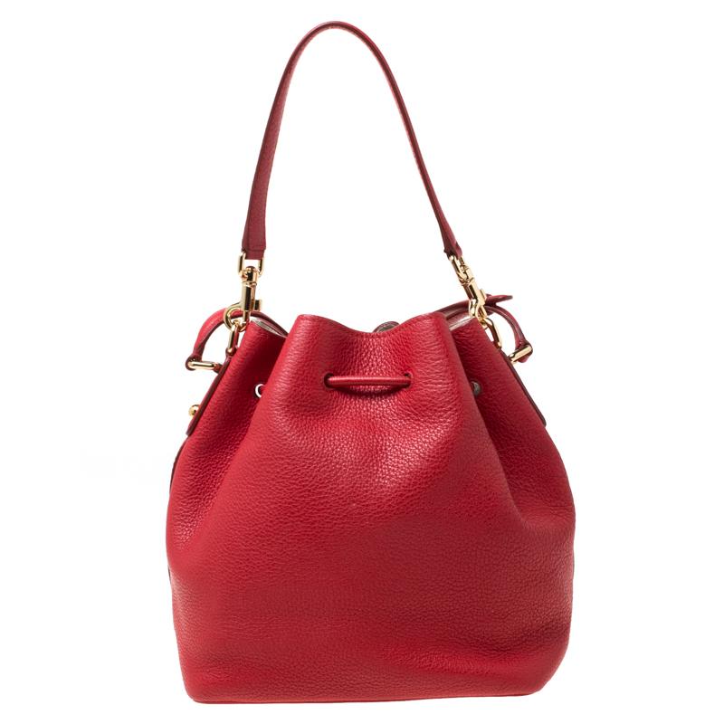 Be a trendsetter with this luxurious bag from Dolce and Gabbana. Crafted with leather, this chic bag is detailed with a gold-tone padlock on the front. With a drawstring closure, this bag is complete with a spacious fabric-lined interior. It will be