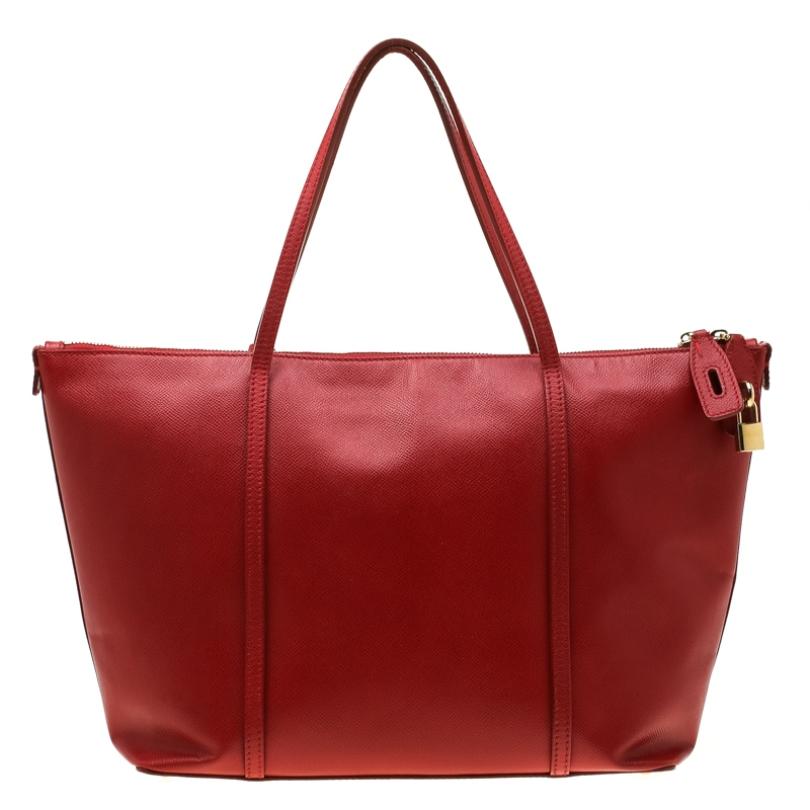 Made from red leather, and smooth fabric-lined interior, this bag can effortlessly be fashioned with both off-duty and formal looks. The excellent craftsmanship of this Dolce & Gabbana piece ensures a brilliant finish and a rich appeal.

Includes: