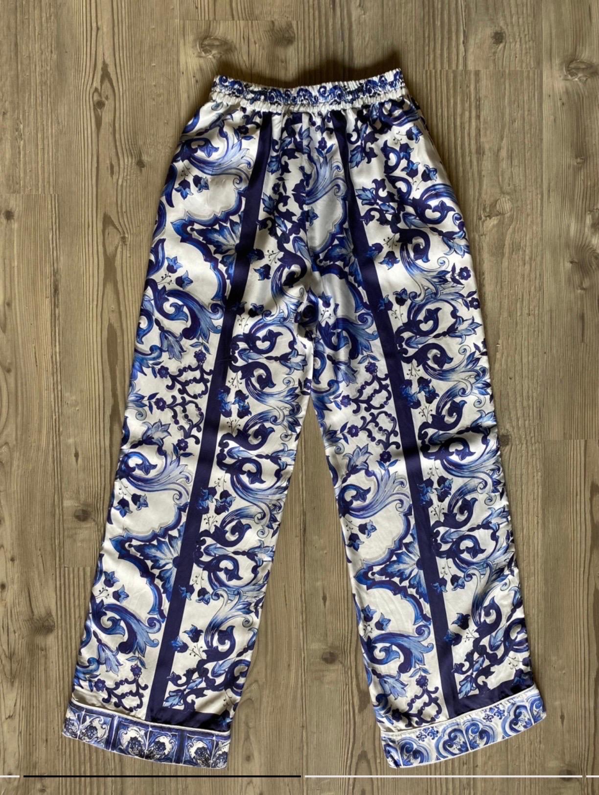 Dolce & Gabbana silk trousers size 40, with majolica print in shades of blue, elastic waist, measurements: waist minimum 30 cm maximum extension 45 cm length 112 cm. new, never used.