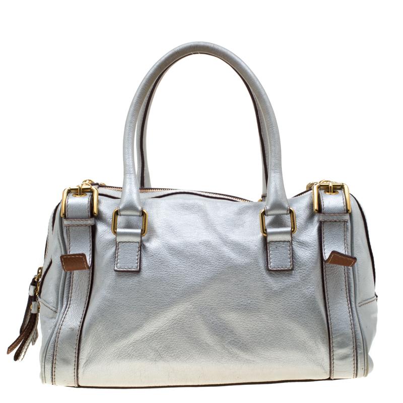 This chic Miss Easy Way Boston Bag by Dolce & Gabbana will enhance both your casual and evening wear. Crafted from leather in silver, it is decorated with the brand plaque and a zip pocket on the front. The bag is equipped with two handles and a zip