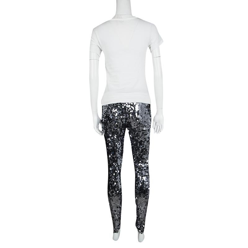 The house of Dolce and Gabbana brings to you a glamorously designed pair of leggings that can be flaunted for a chic evening party. The sequined embellishments on the surface that exude a sparkling glow, these leggings are the perfect companions for