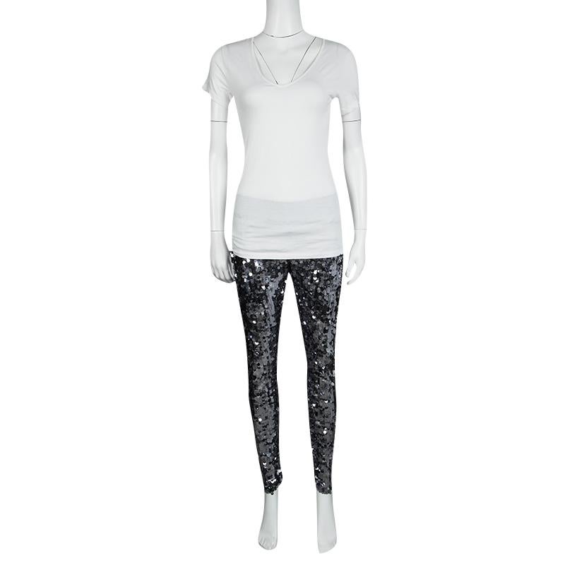 The house of Dolce and Gabbana brings to you a glamorously designed pair of leggings that can be flaunted for a chic evening party. The sequined embellishments on the surface that exude a sparkling glow, these leggings are the perfect companions for