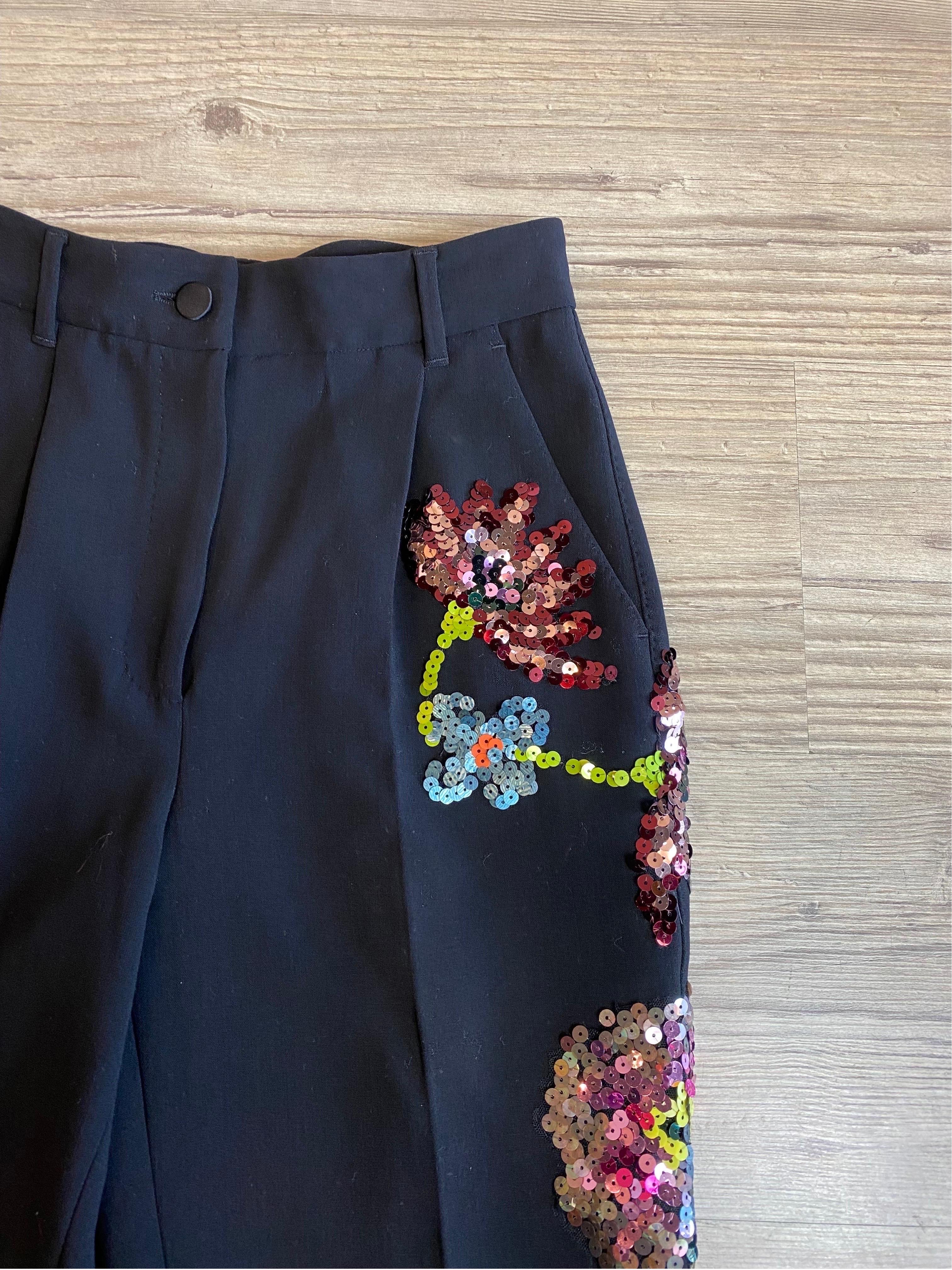 Dolce and Gabbana trousers.
In virgin wool and polyester.
Floral strass detail on one leg.
Italian size 38.
Waist 32cm
Length 92 cm
Second hand item but in excellent condition, with minimal signs of normal use.
