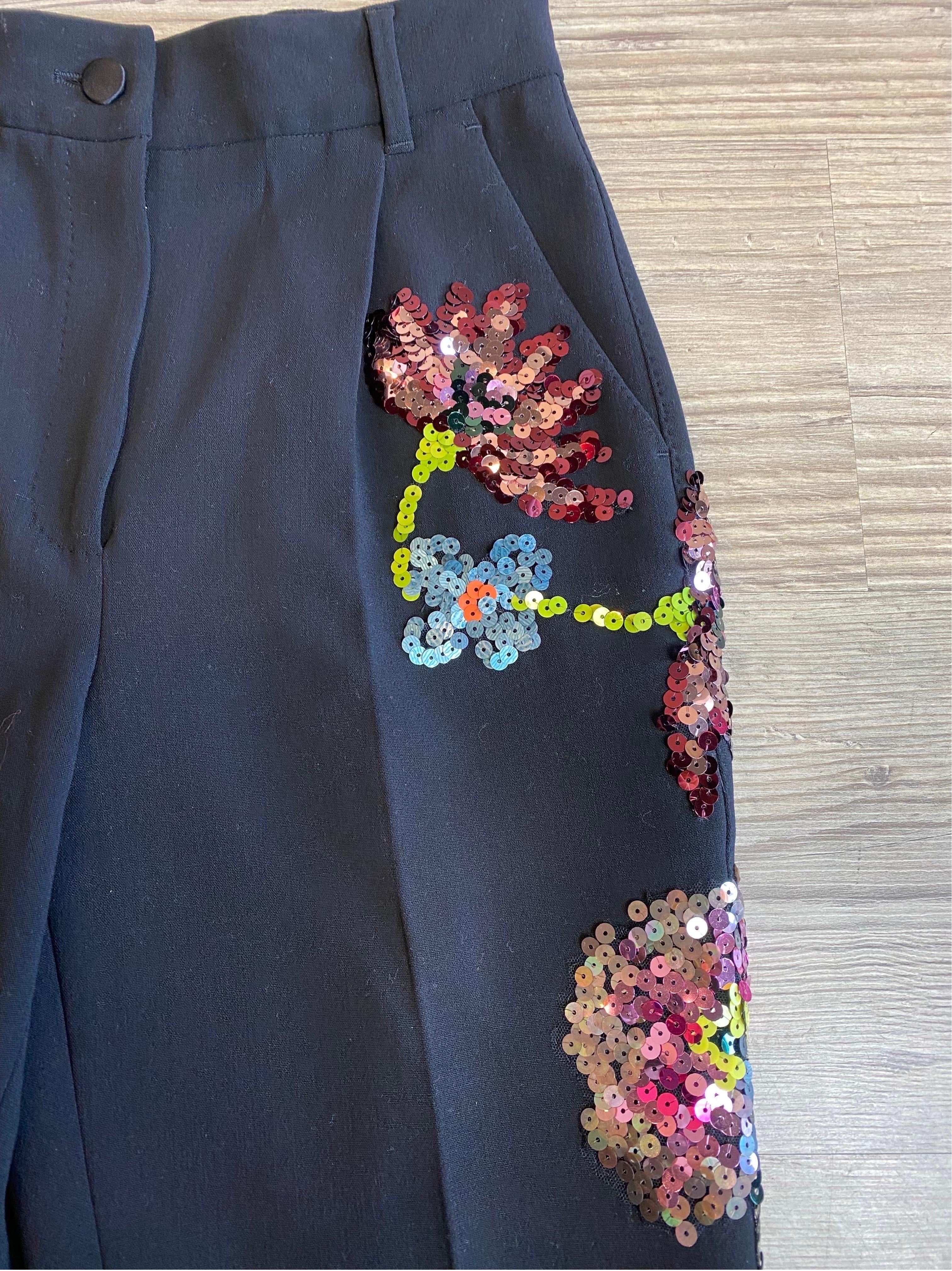 Dolce and Gabbana Slim flower strass details Black Pants In Excellent Condition For Sale In Carnate, IT