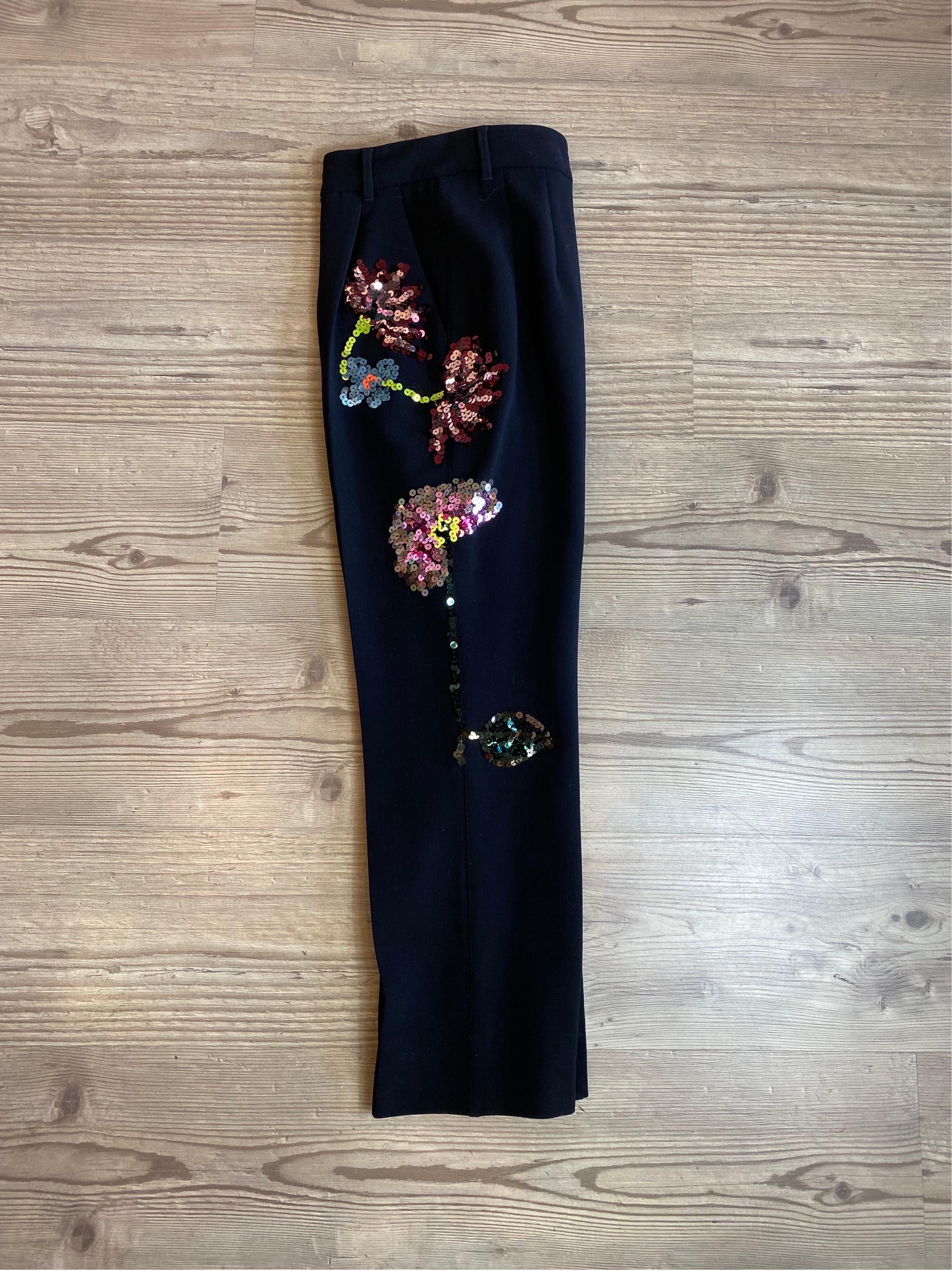 Dolce und Gabbana Schwarze Hose mit schlanken Blumenstrass-Details im Angebot 2
