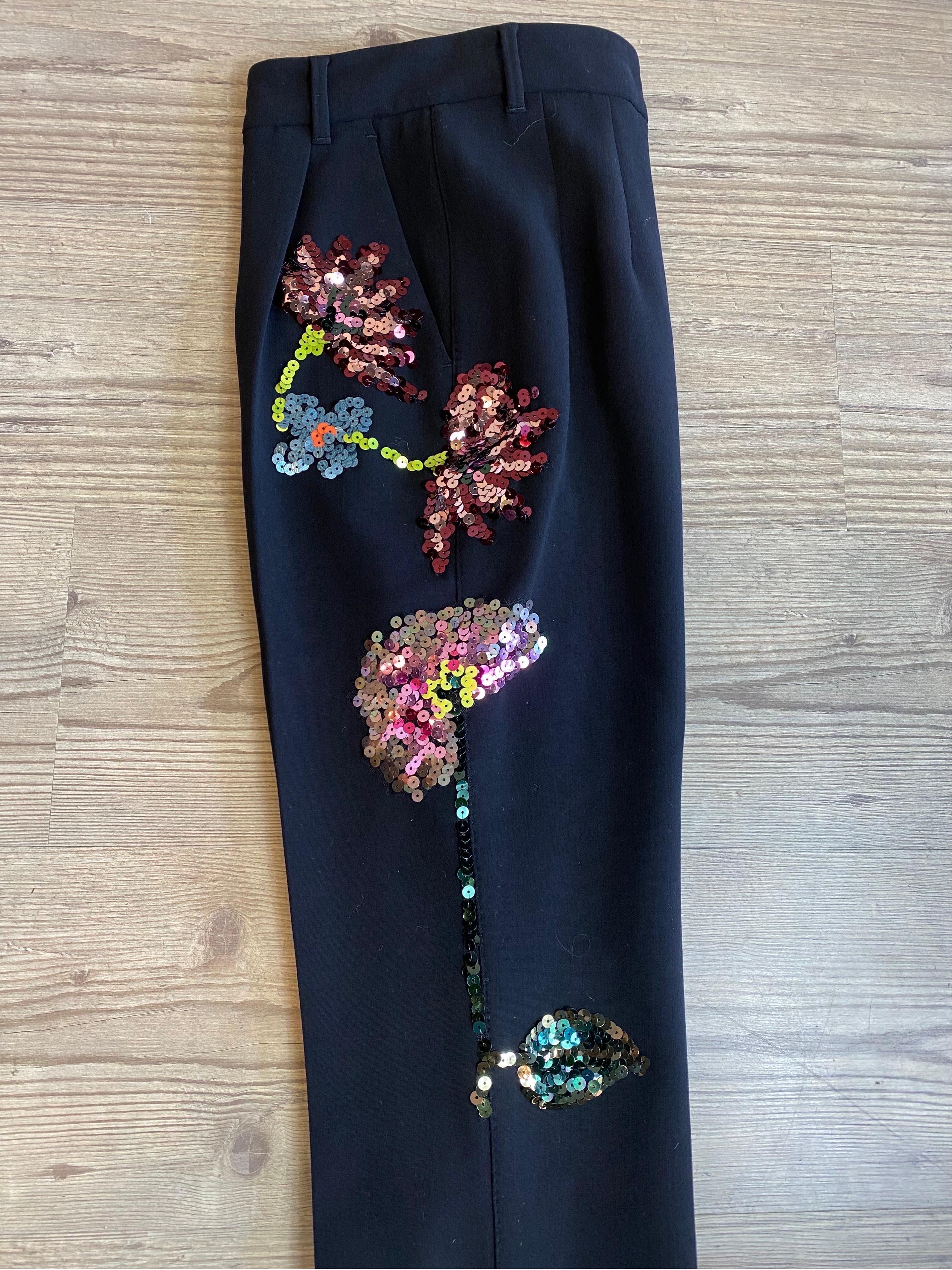 Dolce und Gabbana Schwarze Hose mit schlanken Blumenstrass-Details im Angebot 3