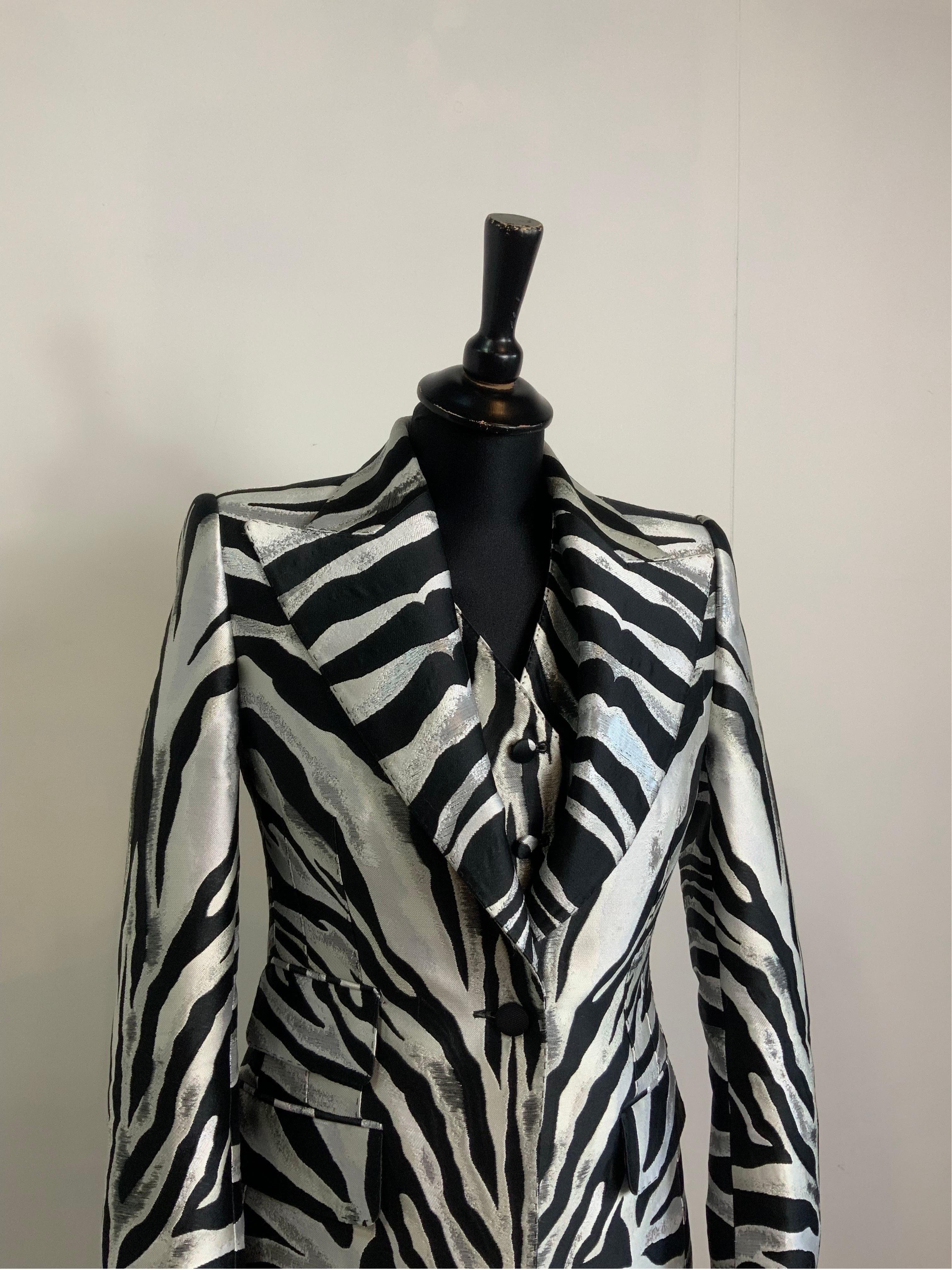 Zebra Dolce & Gabbana jacket + vest.
Spring 2022 Ready to Wear
Made of polyester and silk. Lined in leopard print.
The jacket is an Italian 36.
Shoulder 38 cm
Bust 38 cm
Length 80 cm
Sleeve 60 cm
The vest is an Italian 42.
Bust 42 cm
Length 56 cm
In