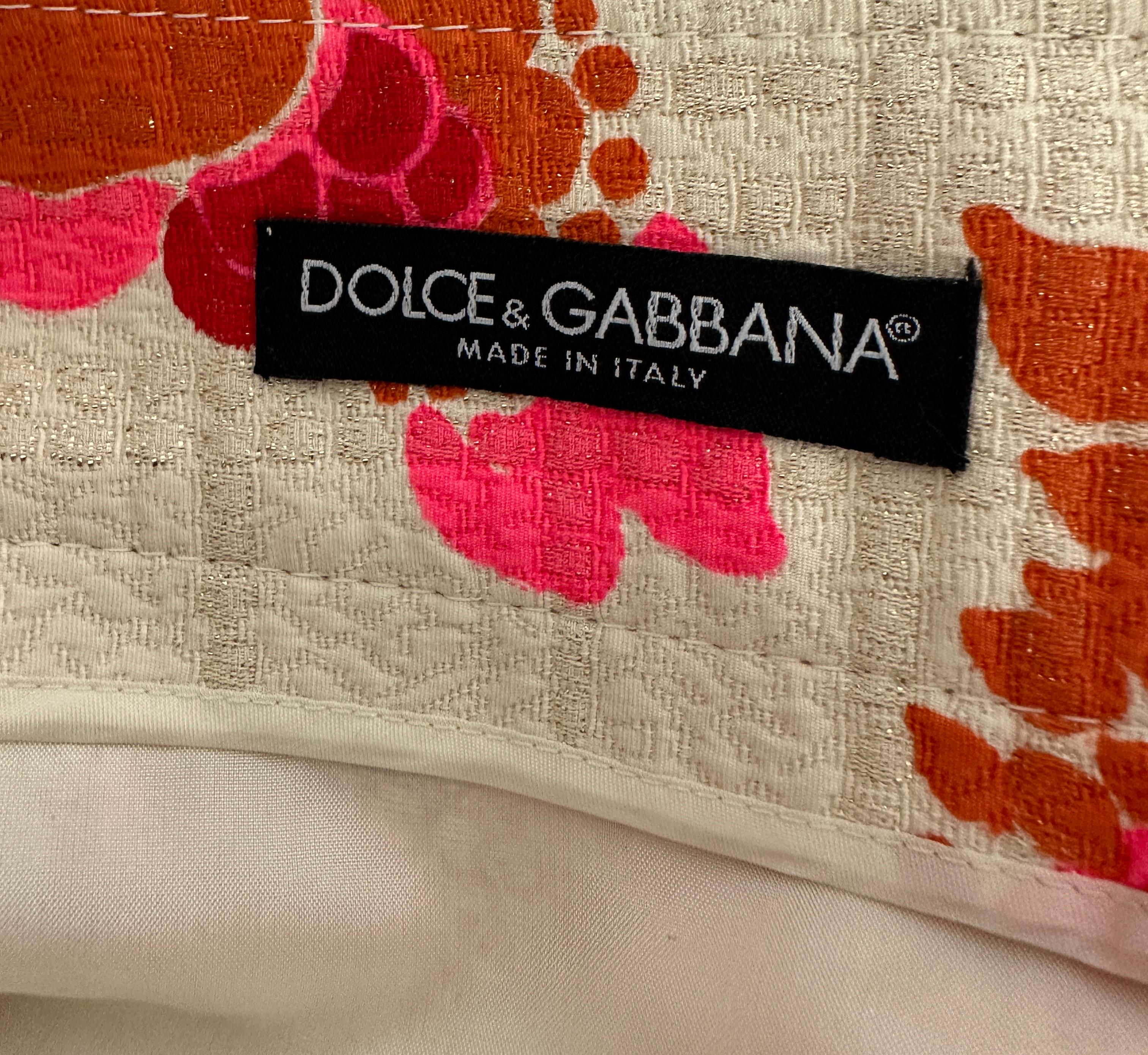Dolce and Gabbana mini-jupe à fleurs embellie, issue d'un défilé printemps-été 2004  2