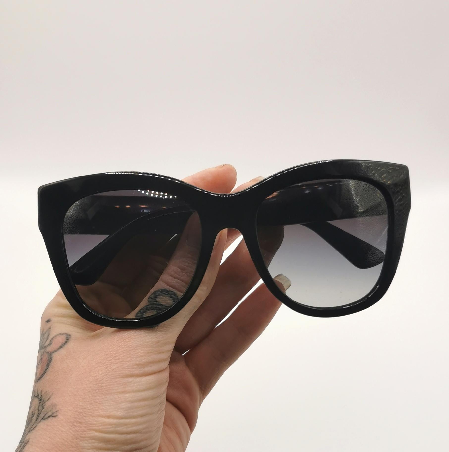 Noir Dolce and Gabbana lunettes de soleil noires avec lentille dégradée  en vente