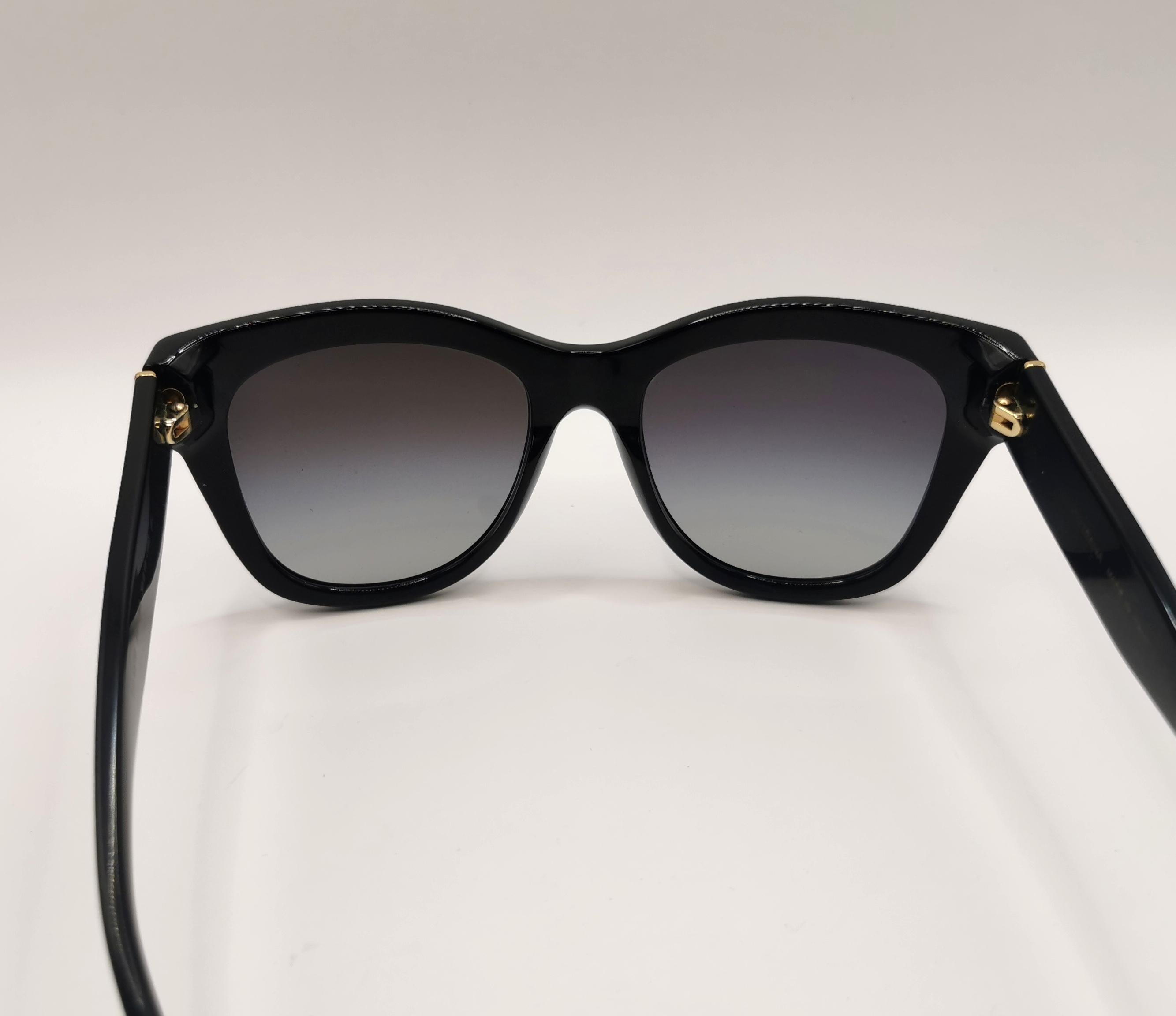 Dolce and Gabbana lunettes de soleil noires avec lentille dégradée  Pour femmes en vente