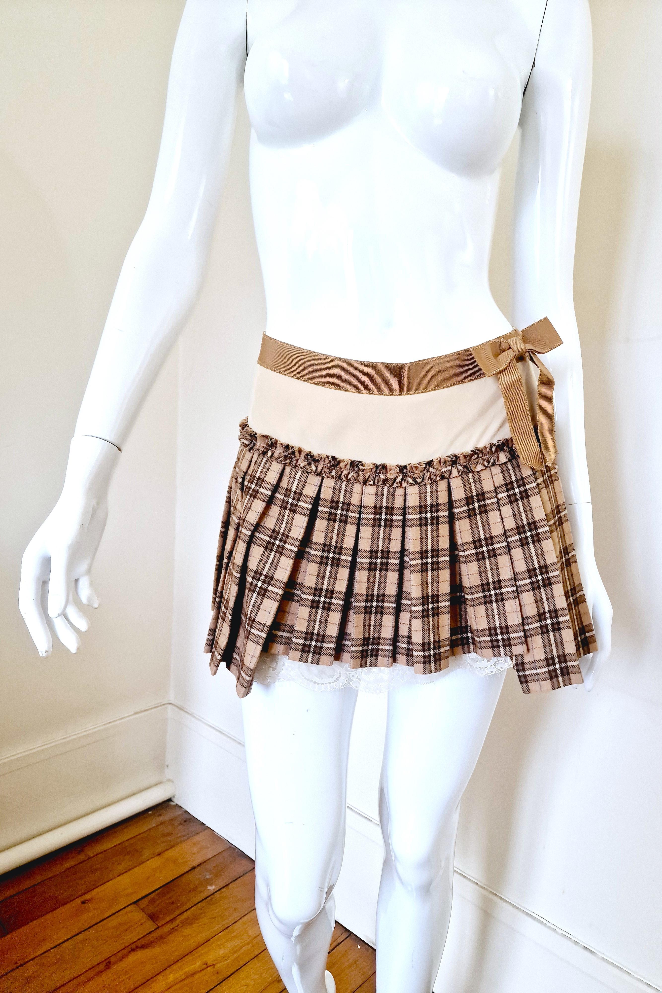 Tartan pleated skirt by D&G!
2 layers.
Shell: 62% Wool, 26% Polyamide, 12% Silk ( Lining: 100% Silk )

VERY GOOD condition!

Large.
Marked size: 42
Length: 33 cm / 13 inch
Waist: 40 cm / 15.7 inch

Made in Italy!