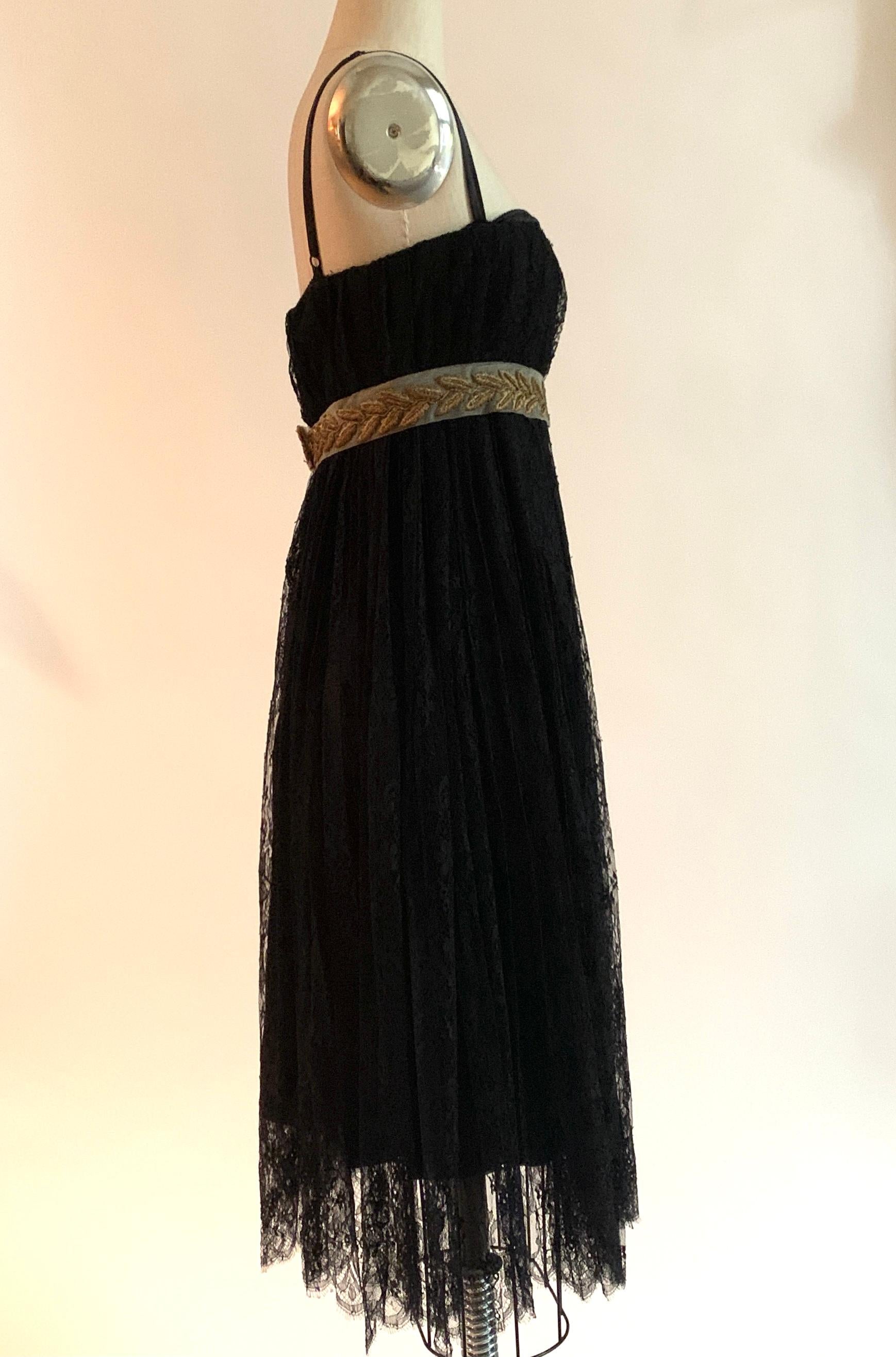 Dolce und Gabbana, ungetragenes schwarzes Spitzenkleid mit Lorbeerbesatz, Werbekampagne 2006 (Schwarz) im Angebot