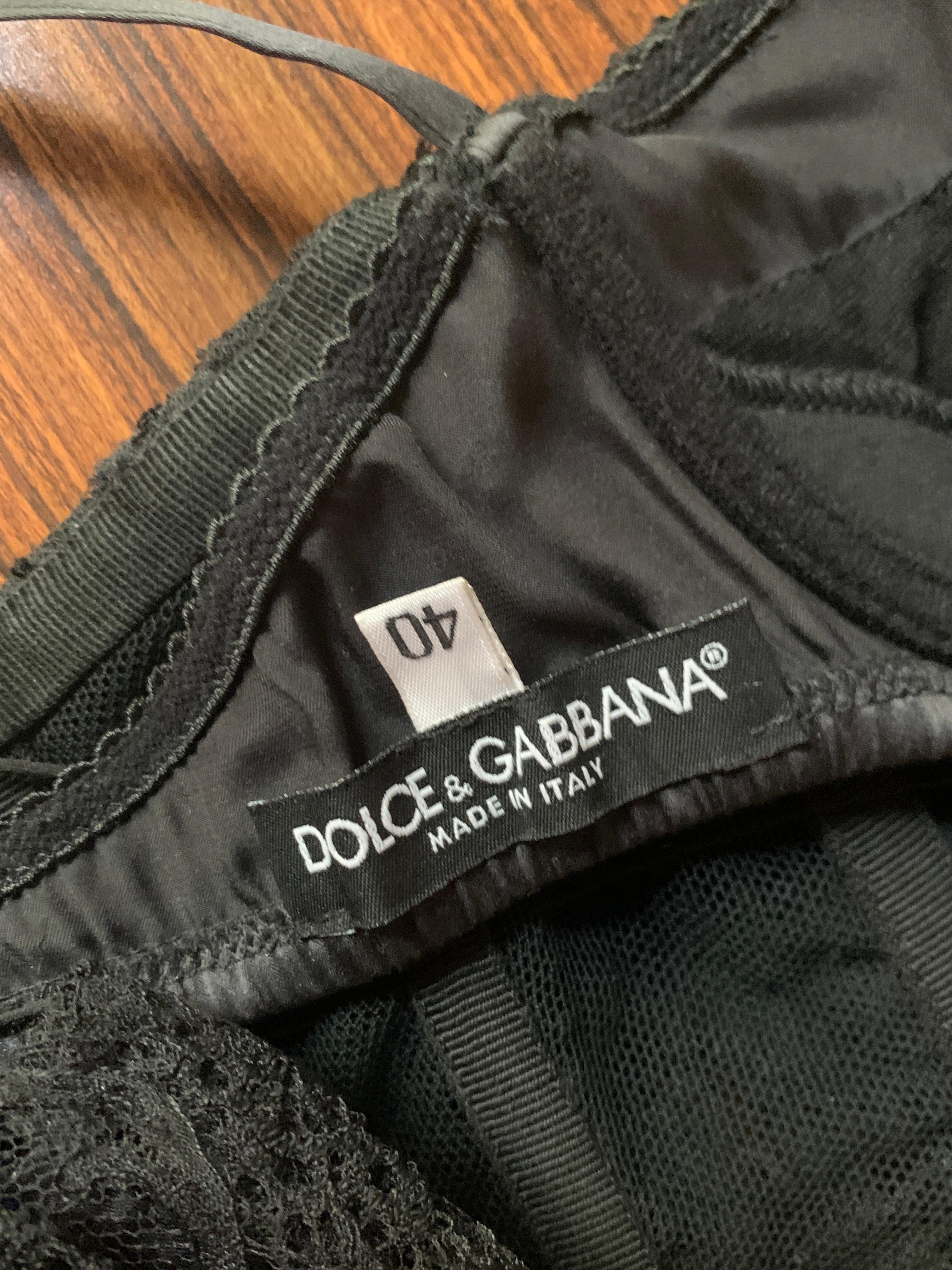 Dolce und Gabbana, ungetragenes schwarzes Spitzenkleid mit Lorbeerbesatz, Werbekampagne 2006 im Angebot 4