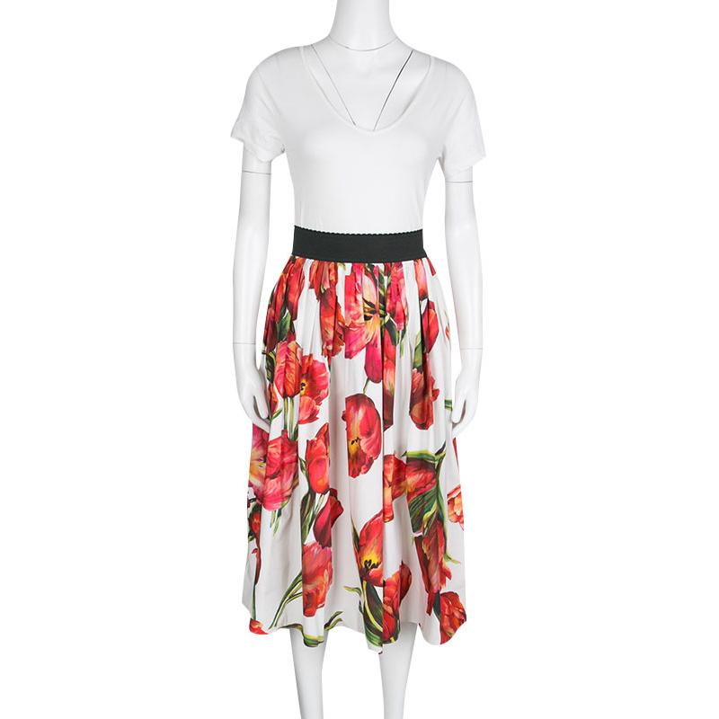 Exuding a feminine vibe, this Dolce & Gabbana skirt is printed with vibrant red tulips. It has a gathered waistline that falls to a midi length. This exotic piece is crafted with cotton in an A-line style that can be worn with the complementing top