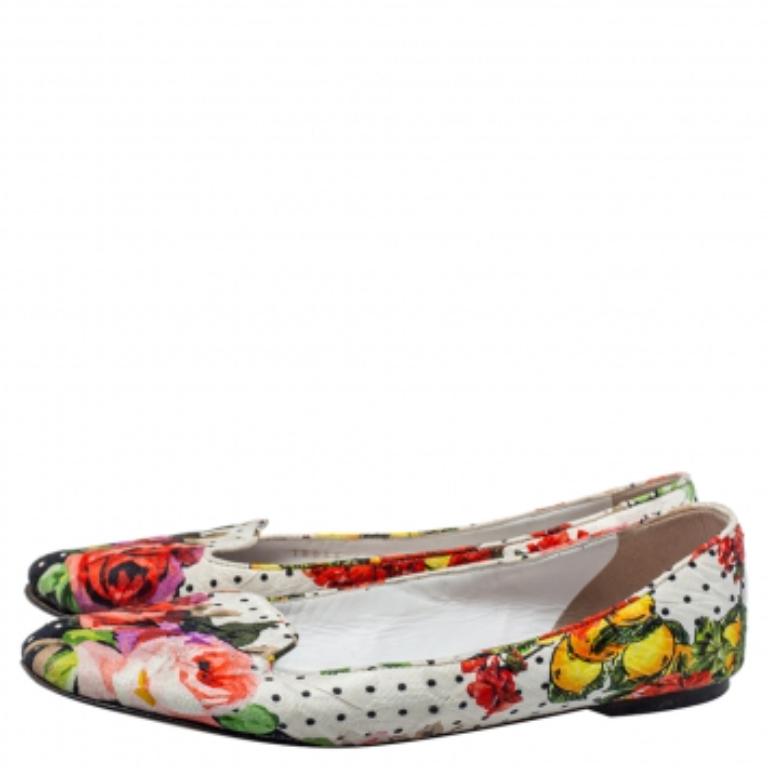 These smoking slippers from Dolce & Gabbana promise to adorn your feet with sheer elegance! They are crafted from white floral printed fabric and feature round toes. They are equipped with comfortable leather-lined insoles and can be worn for your