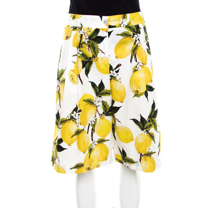 These Bermuda shorts from Dolce and Gabbana are made of 100% cotton and feature a vibrant lemon and floral print all over them. They flaunt a subtle pleat detailing and come equipped with a front button fastening, belt loop closures, and two