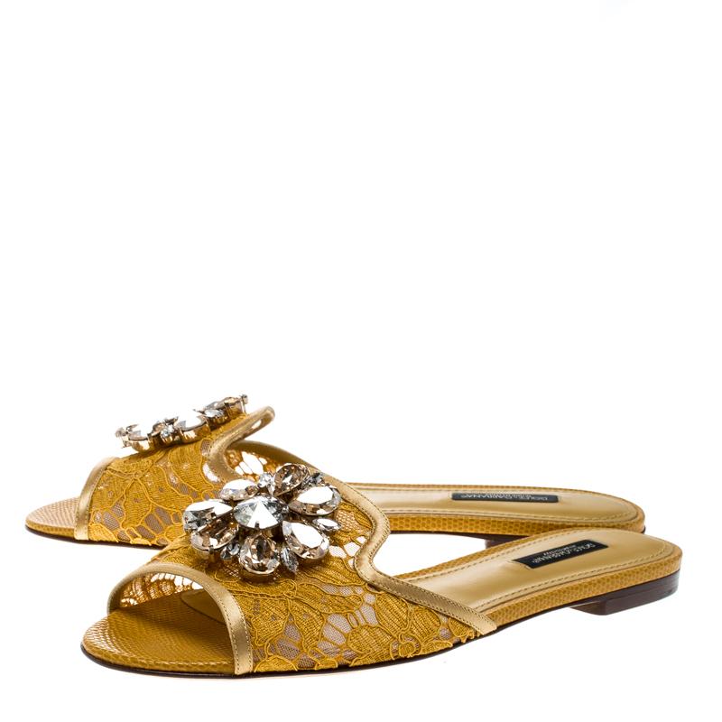 Dolce and Gabbana Yellow Lace Sofia Crystal Embellished Slides Size 37 im Zustand „Neu“ in Dubai, Al Qouz 2