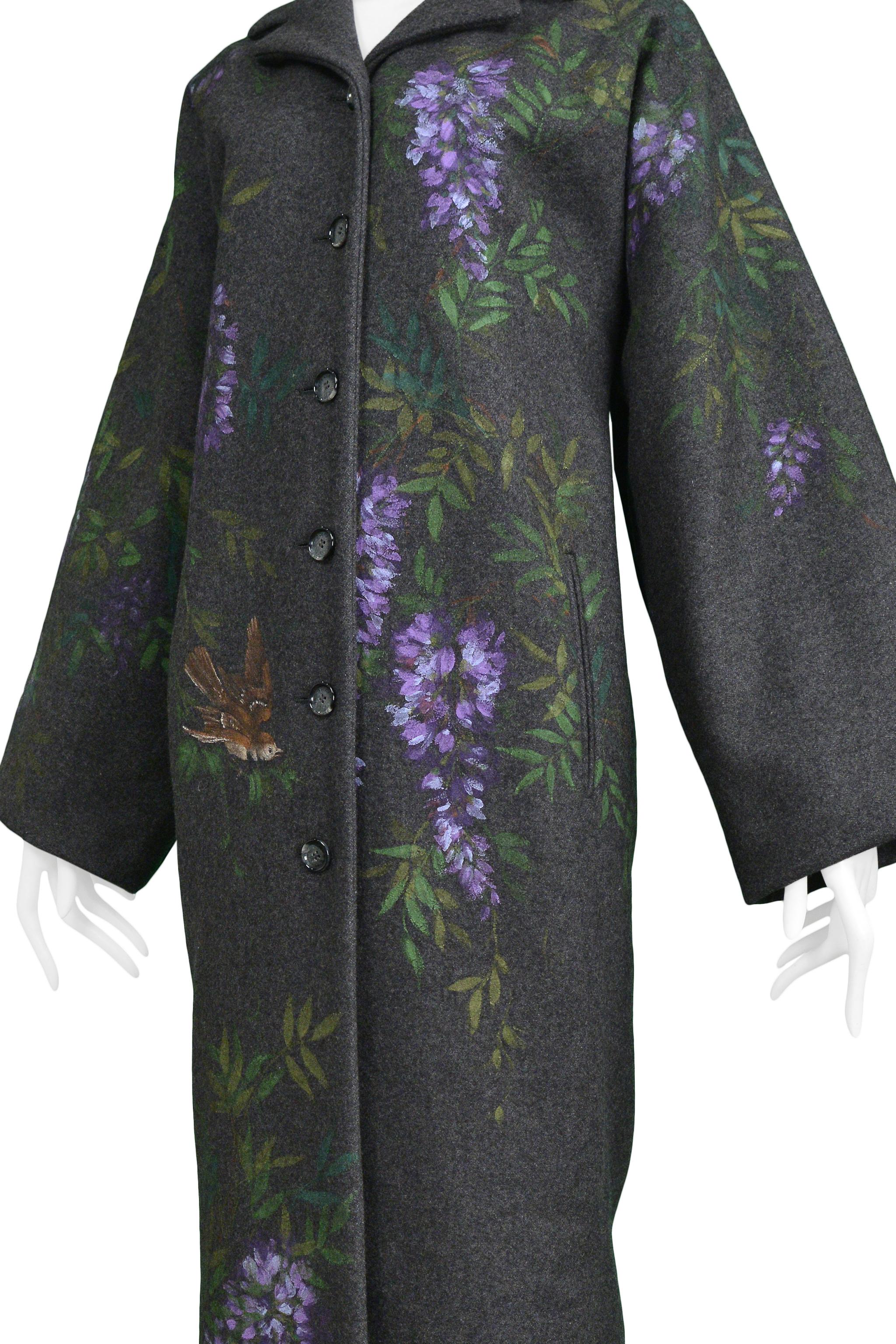 Resurrection Vintage è lieta di offrire un cappotto vintage a forma di kimono in lana grigia di Dolce & Gabbana, caratterizzato da un frontale con bottoni, uccelli e fiori dipinti a mano, un colletto pieghevole con intaglio e una fodera