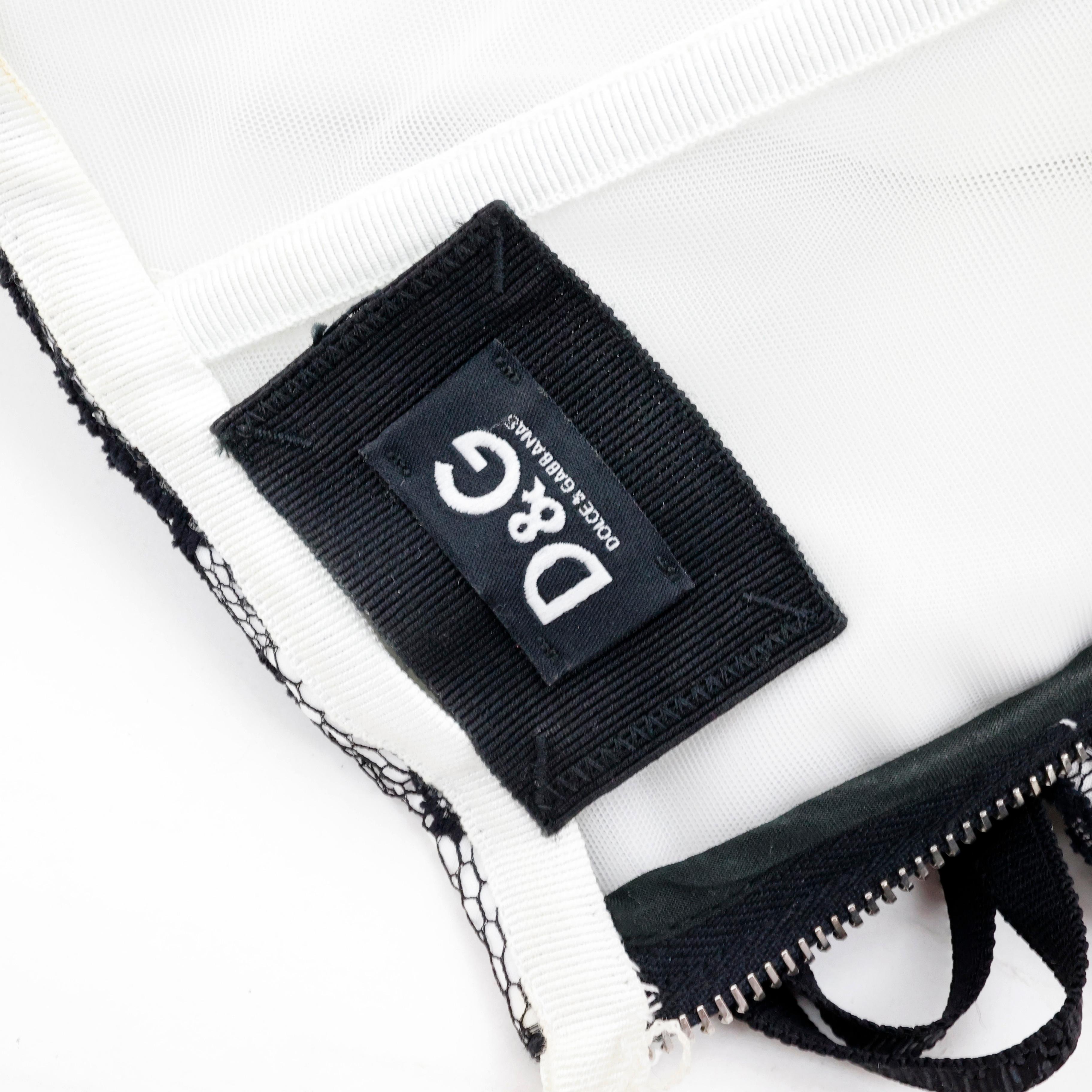 Dolce e Gabbana Schwarzes und weißes Spitzenkleid aus Spitze im Angebot 1