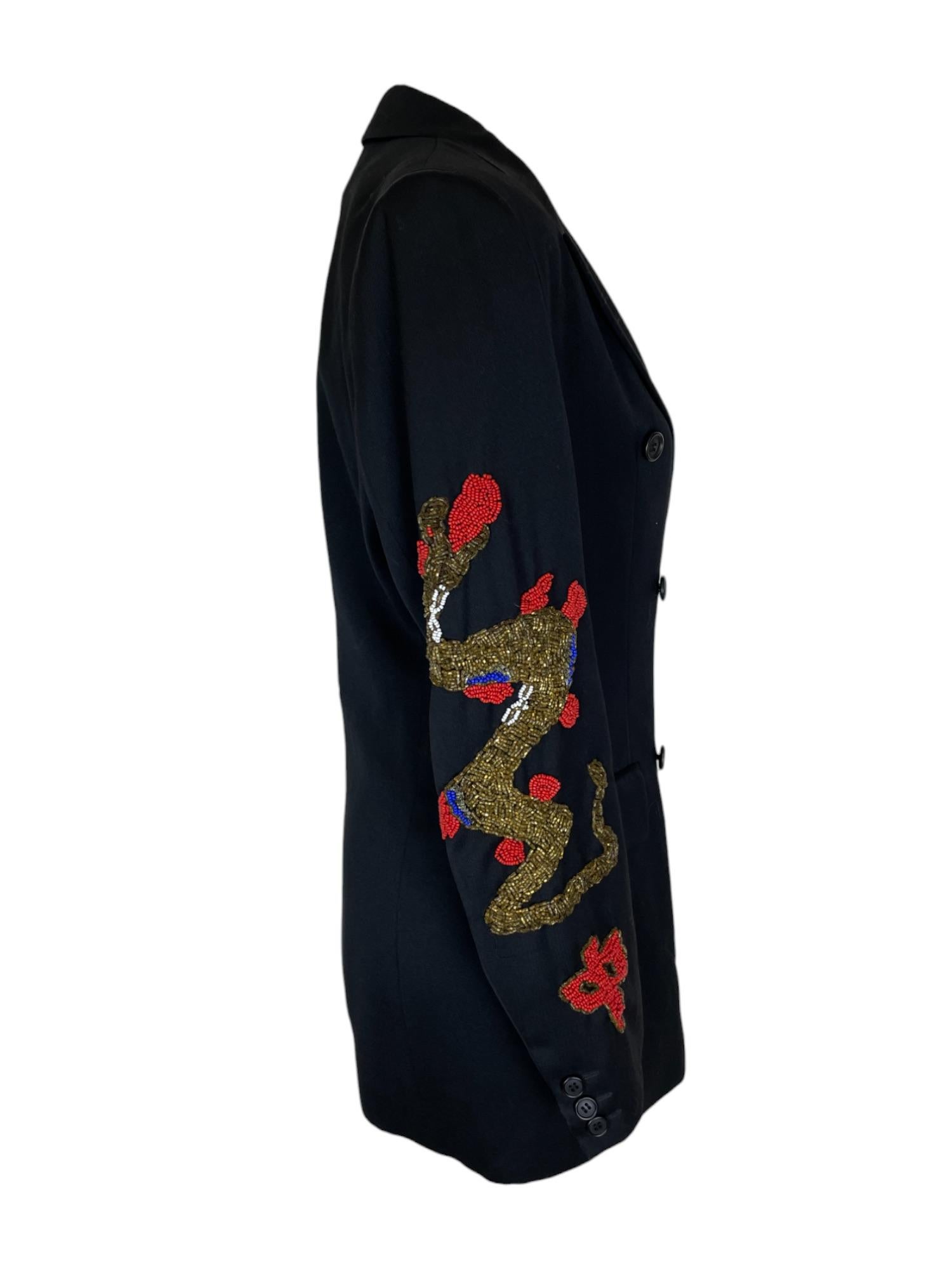 Rare Dolce & Gabbana Runway Jacket

Utilisée dans la campagne iconique de Steven Meisel avec Kate Moss et Nadja Auermann.

Automne / Hiver 1992

Taille : 42

Mesures : Épaules 42cm / Longueur 70cm

MATERIAL : 100% laine vierge 

Condit : Excellentes