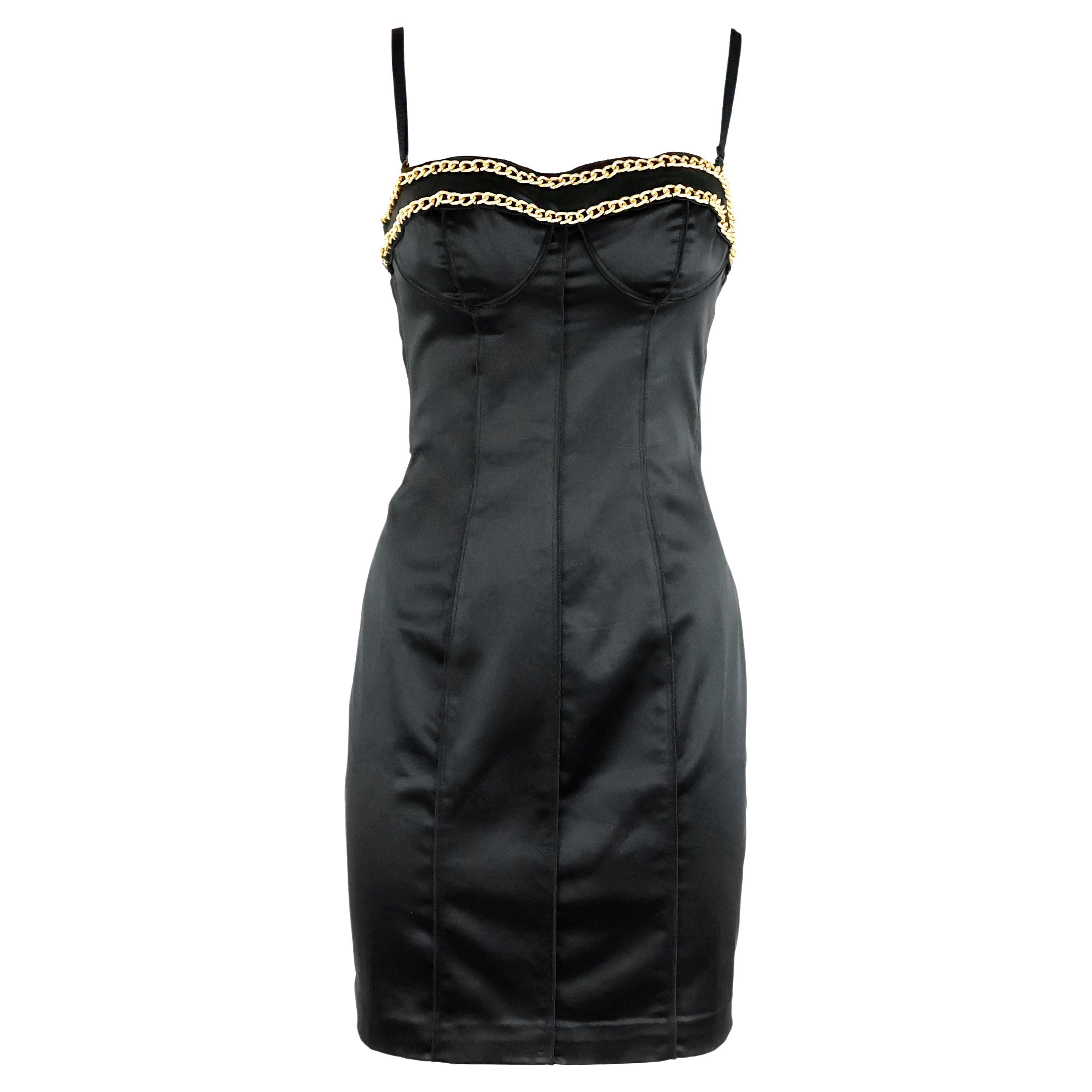 Dolce e Gabbana Schwarzes Kleid aus Satin mit Kette  im Angebot
