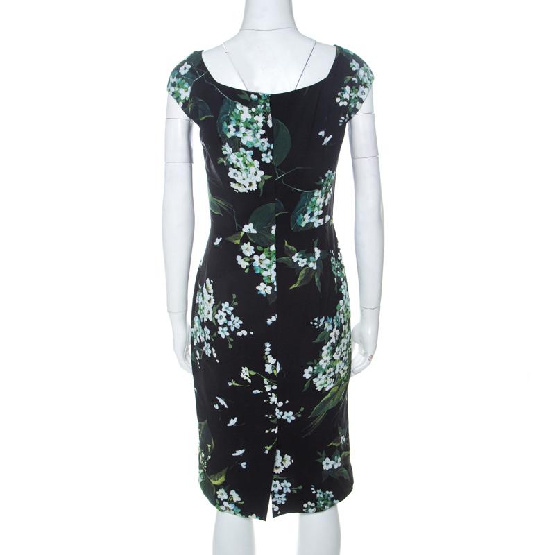 Dolce & Gabanna brings you this fabulous blue sheath dress that has been designed with lovely details like floral prints, cap sleeves and a fitted shape. Team it with a pair of dark green sandals to look your best.

Includes: The Luxury Closet