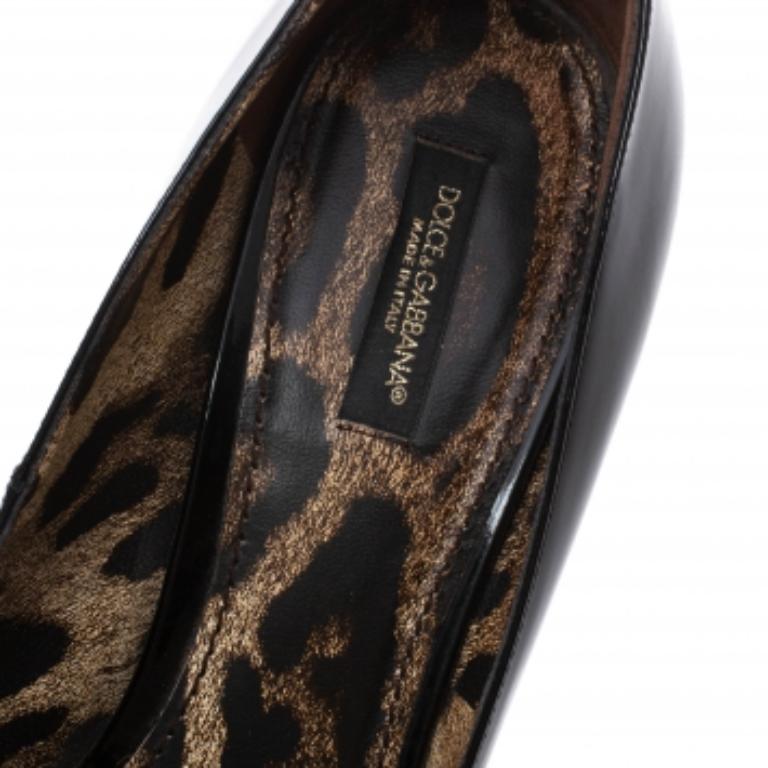 Masterfully crafted in premium patent leather, these gorgeous pair of platform pumps from the house of Dolce & Gabbana is a creation that will perpetually keep you in style this season! Flaunt this charming pair of that has a glossy exterior and a
