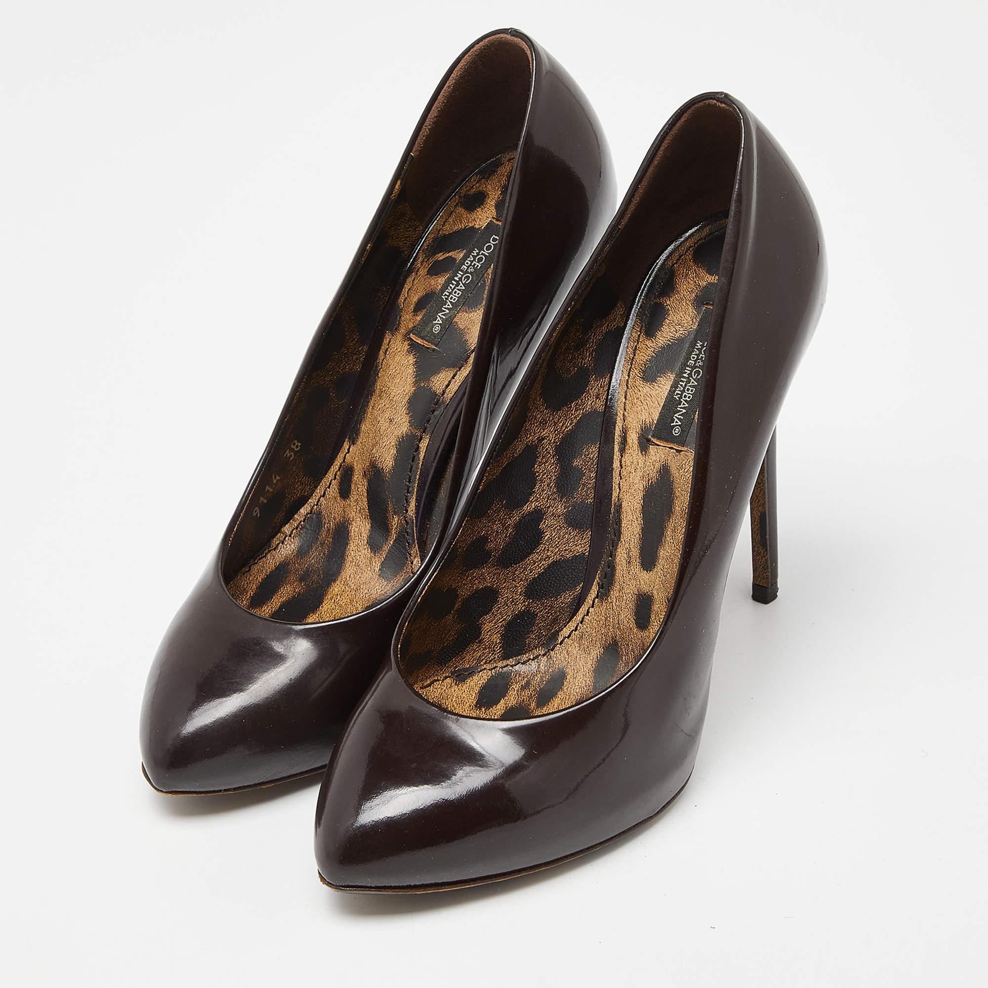 Masterfully crafted in premium leather, these gorgeous pair of platform pumps from the house of Dolce & Gabbana is one piece that will perpetually keep you in vogue this season! Flaunt these charming pair of footwear in a bold shade of black. 