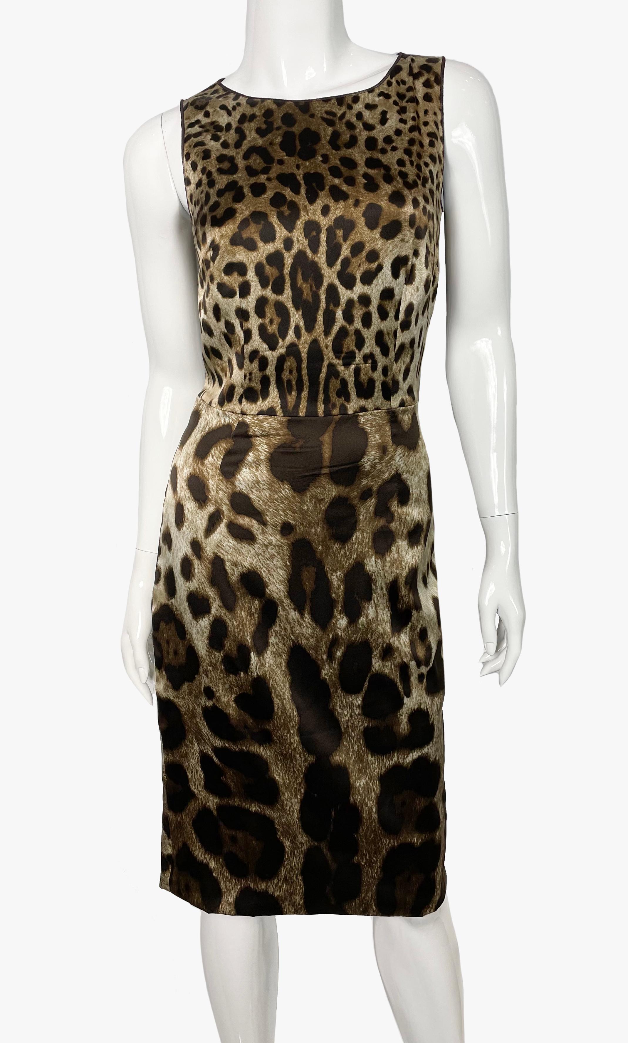 Dolce&Gabbana silk case dress with leopard print. 
Fastens with a zipper on the back, there is a slot on the skirt. 


Length - 101 cm
Armpit to armpit - 41 cm
Waist - 66 cm

Hips - 84 cm

Composition: 93% silk, 7% elastan

........Additional