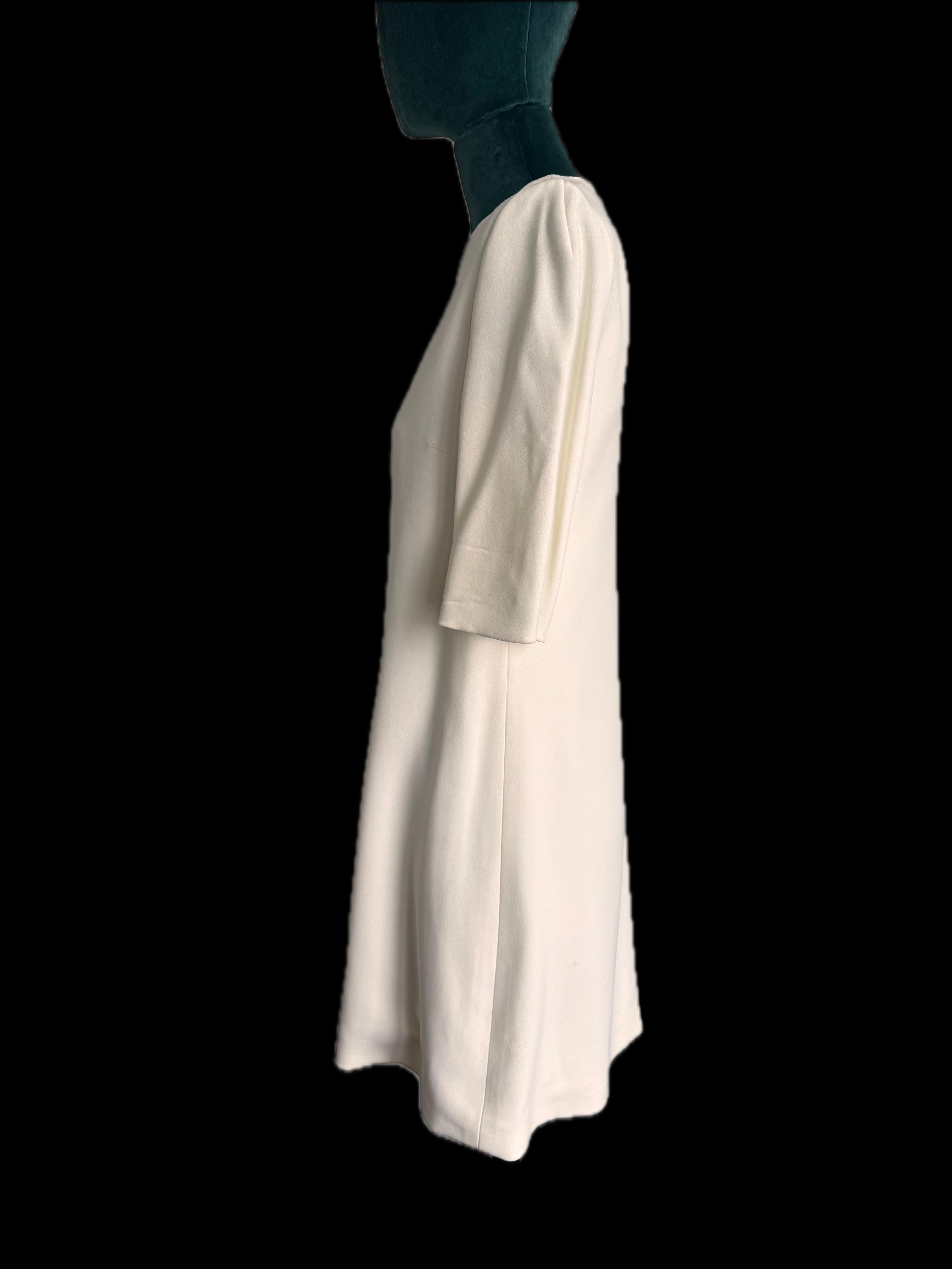 Zeitlose Eleganz mit dem Dolce & Gabbana Classic Short Sleeve Mini Dress in einer raffinierten Cremefarbe. Dieses exquisite Stück in der Größe IT38 und in ausgezeichnetem Zustand verkörpert die kultige Mischung aus italienischer Handwerkskunst und