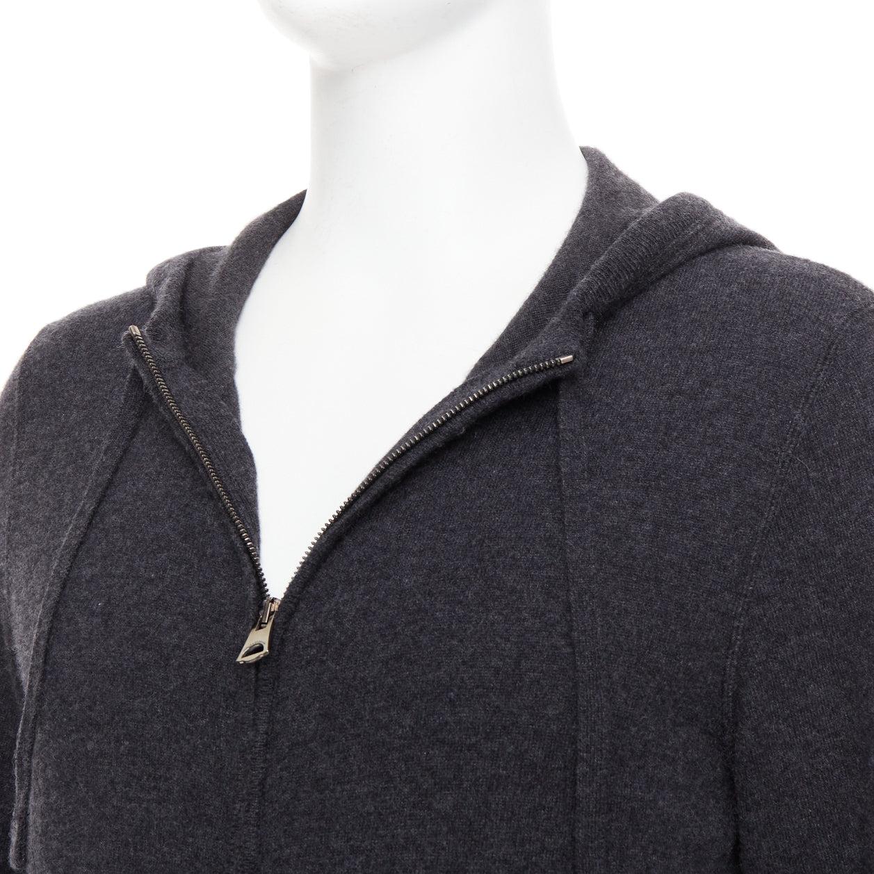 DOLCE GABBANA 100% cashmere grigio argento logo zip felpa con cappuccio IT48 M
Riferimento: GEGG/A00061
Marchio: Dolce & Gabbana
Designer: Domenico Dolce & Stefano Gabbana
Materiale: Cashmere
Colore: Grigio, Argento
Modello: Tinta unita
Chiusura: