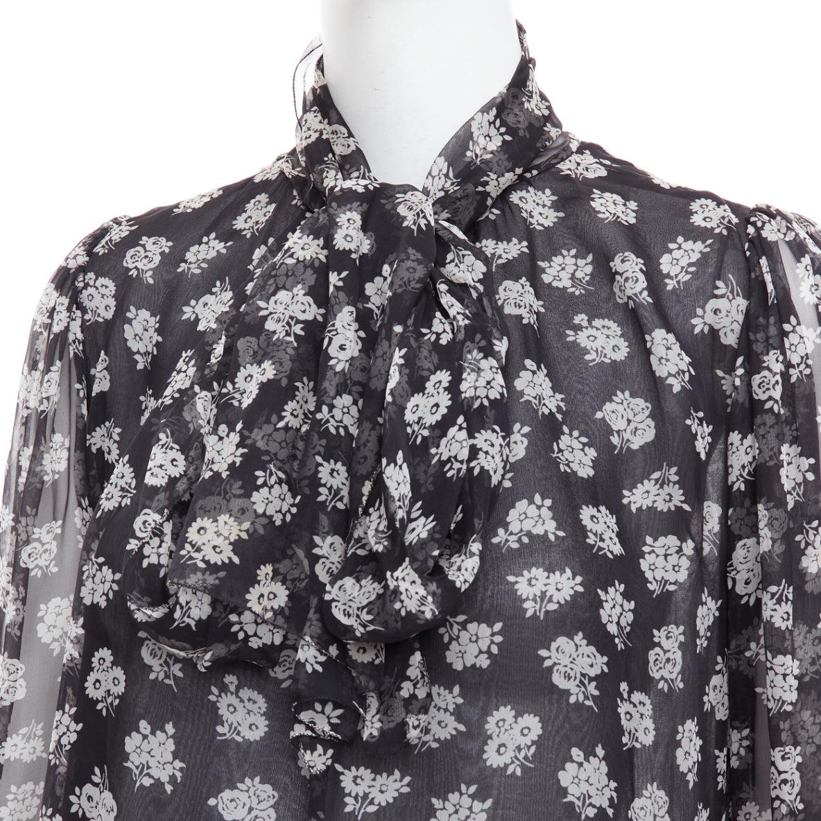 DOLCE GABBANA 100% soie  robe à cravate en tissu floral noir et blanc IT40 S
Référence : GEGG/A00120
Marque : Dolce Gabbana
Designer : Domenico Dolce et Stefano Gabbana
MATERIAL : Soie
Couleur : Noir, Whiting
Motif : Floral
Fermeture : Attache