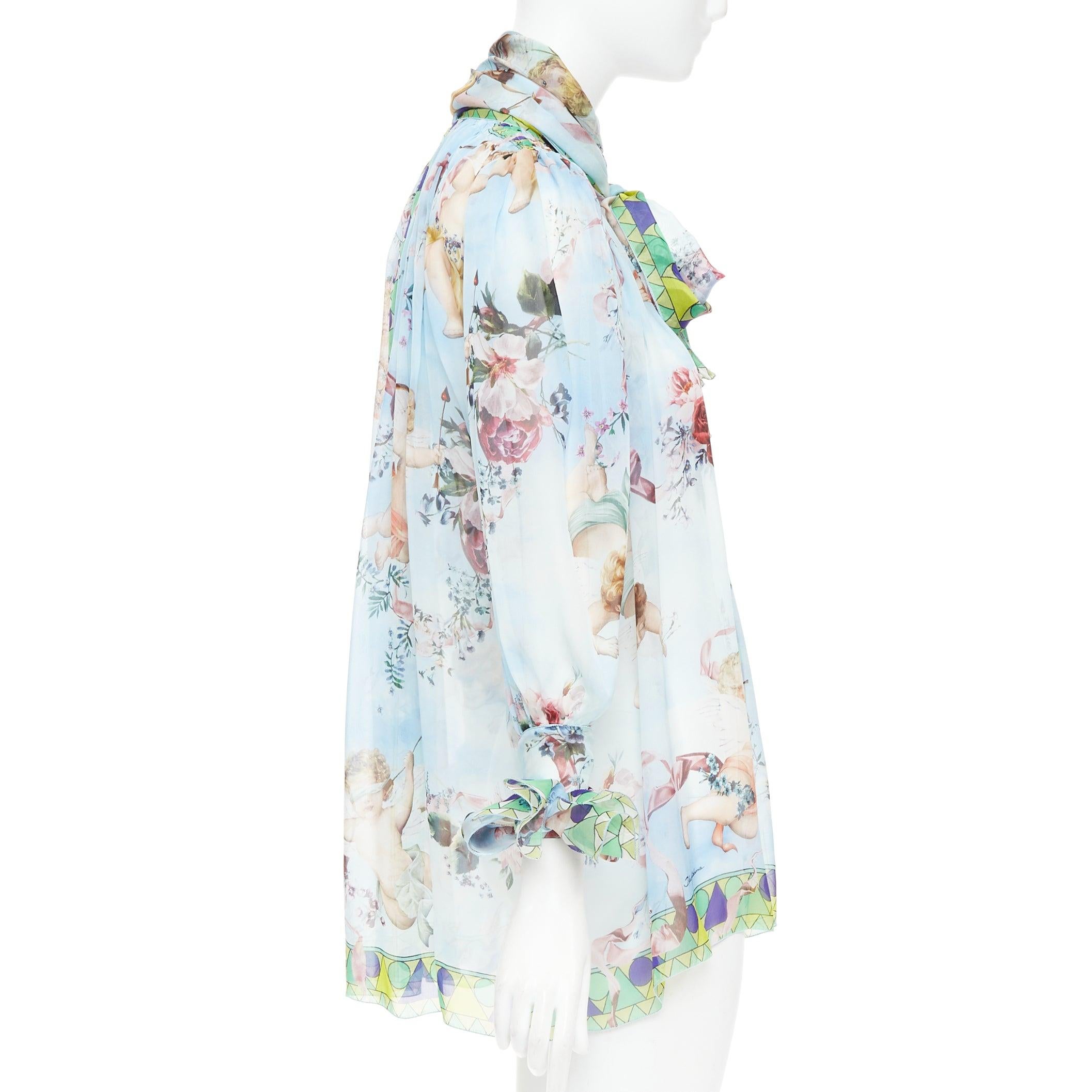 DOLCE GABBANA  100% silk blue Cherub Cupids print pussybow sheer blouse IT40 S im Zustand „Hervorragend“ im Angebot in Hong Kong, NT