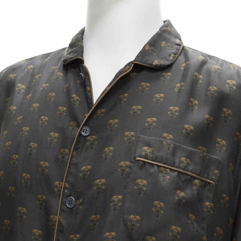 DOLCE GABBANA 100% silk grey Queen Bee print pajama shirt M
Reference: CNLE/A00171
Brand: Dolce Gabbana
Designer: Domenico Dolce and Stefano Gabbana
Material: Silk
Color: Grey
Closure: Button
Extra Details: Gold piping.
Made in:
