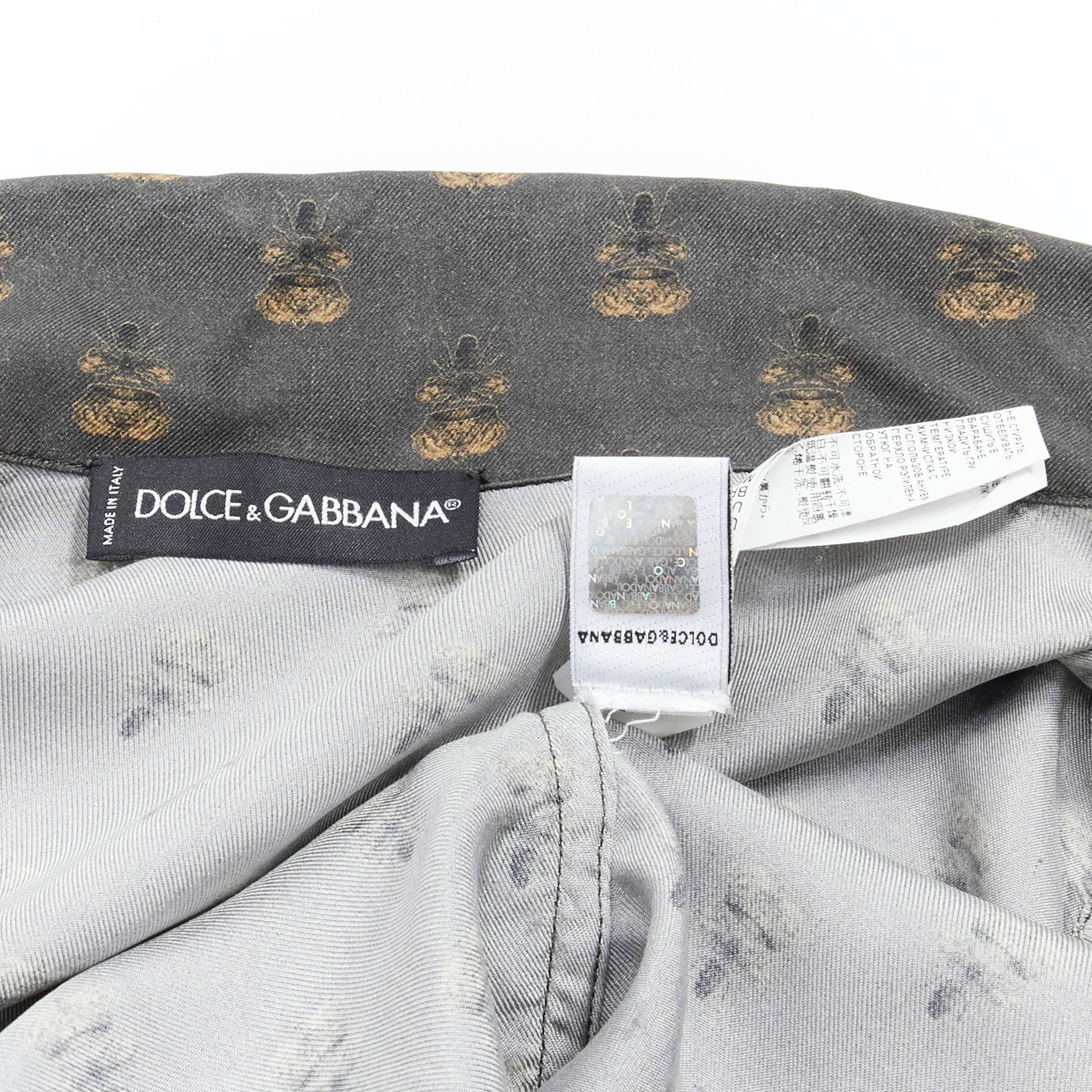 DOLCE GABBANA 100% silk grey Queen Bee print pajama shirt M For Sale 4
