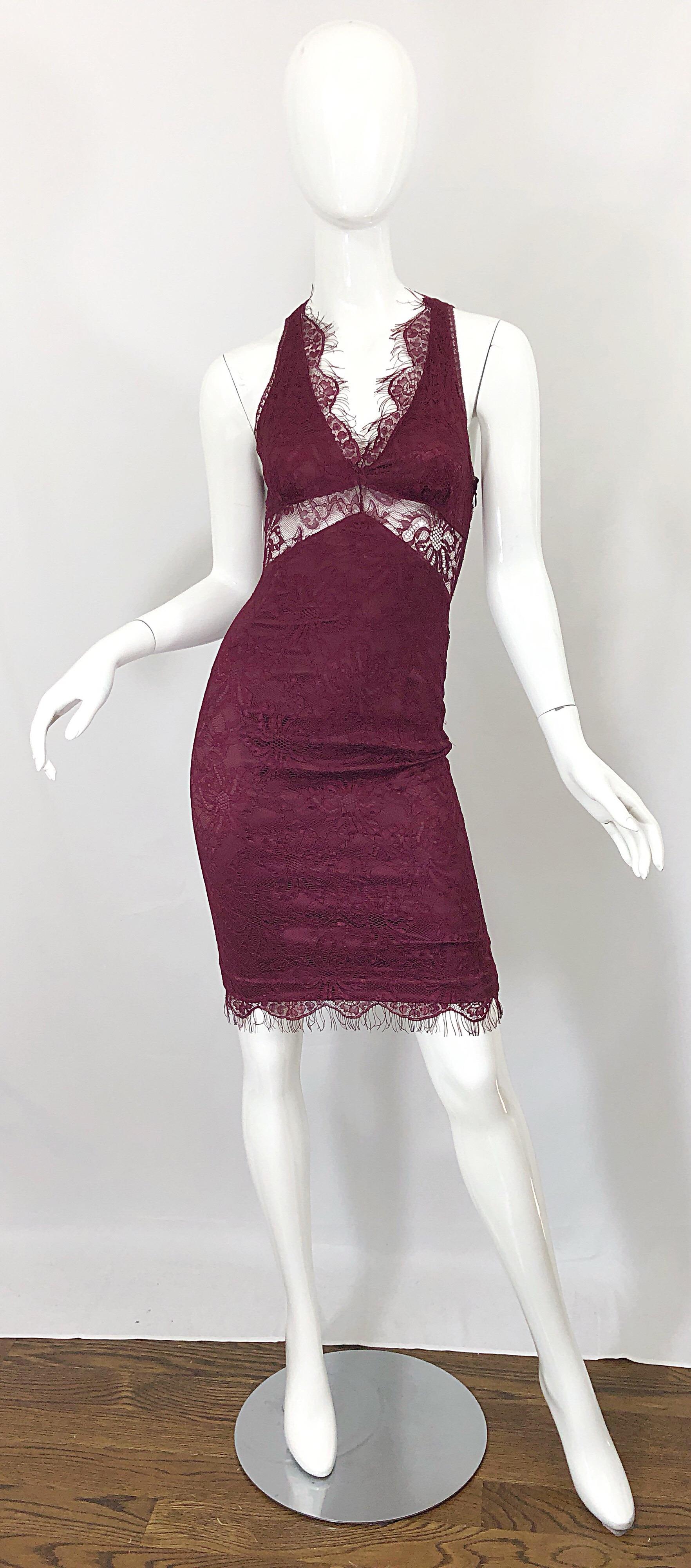 Sexy fin des années 90 D&G par Dolce & Gabbana bourgogne / merlot robe bodycon en dentelle découpée ! La dentelle est omniprésente, avec des découpes sous la poitrine et dans le haut du dos. Une coupe spectaculaire qui épouse le corps et qui est