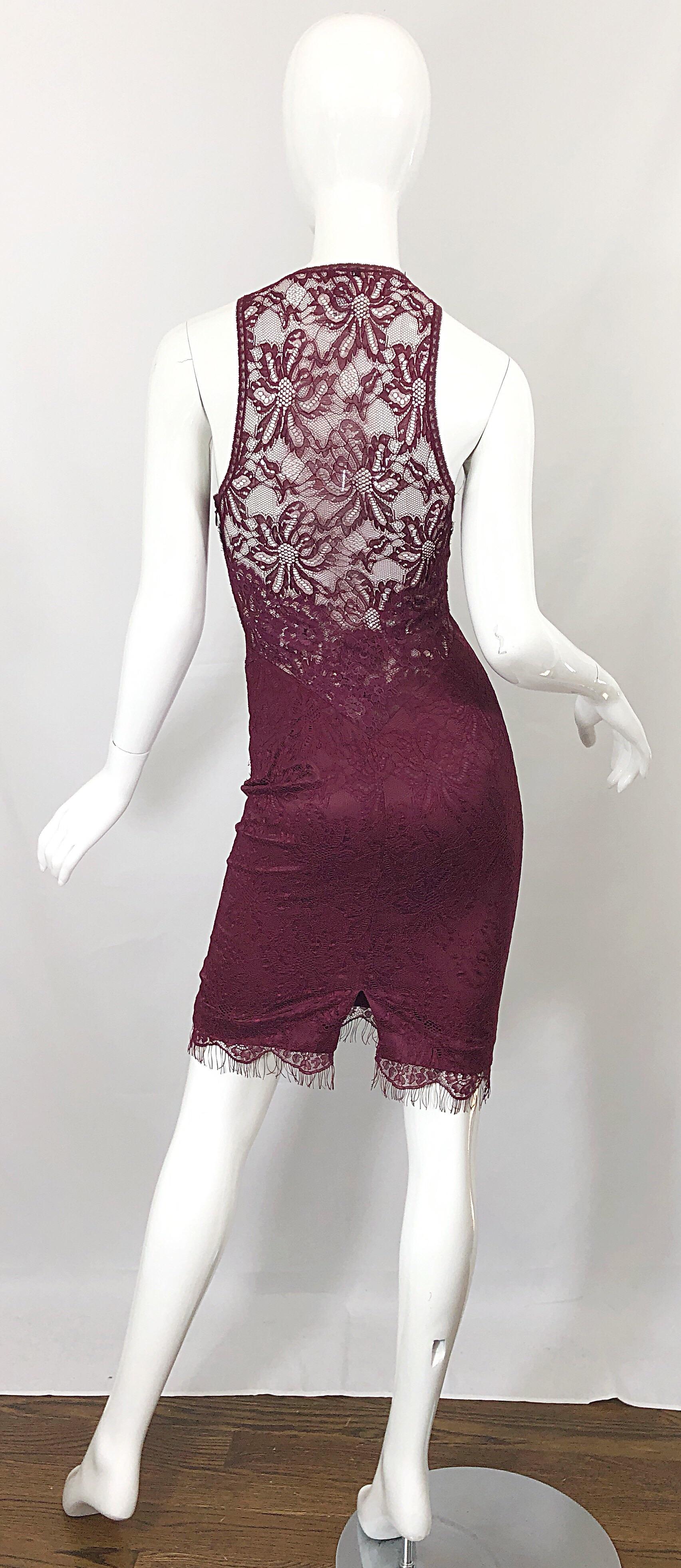 Dolce & Gabbana 1990er Jahre Burgunderfarbenes Sexy Bodycon-Kleid aus sexy Merlot-Spitze mit Ausschnitt 38 (Braun) im Angebot
