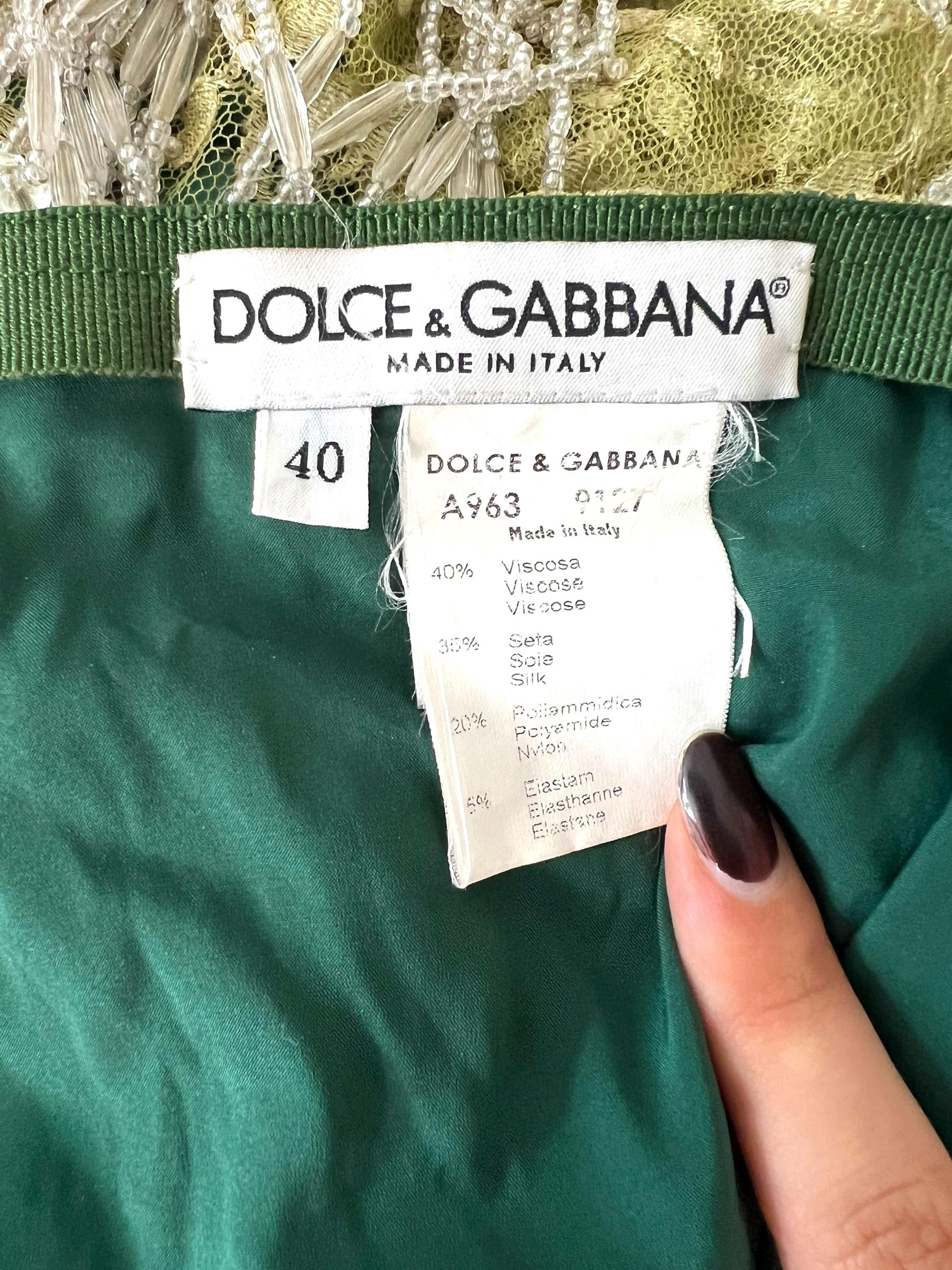 

Dieser handbestickte Rock ist ein seltenes Couture-Stück von Dolce & Gabbana aus den späten 1990er Jahren und ein wahres Kunstwerk. Der Rock ist vollständig mit luxuriöser grüner Seide gefüttert und wird mit einem dezenten Reißverschluss am Rücken
