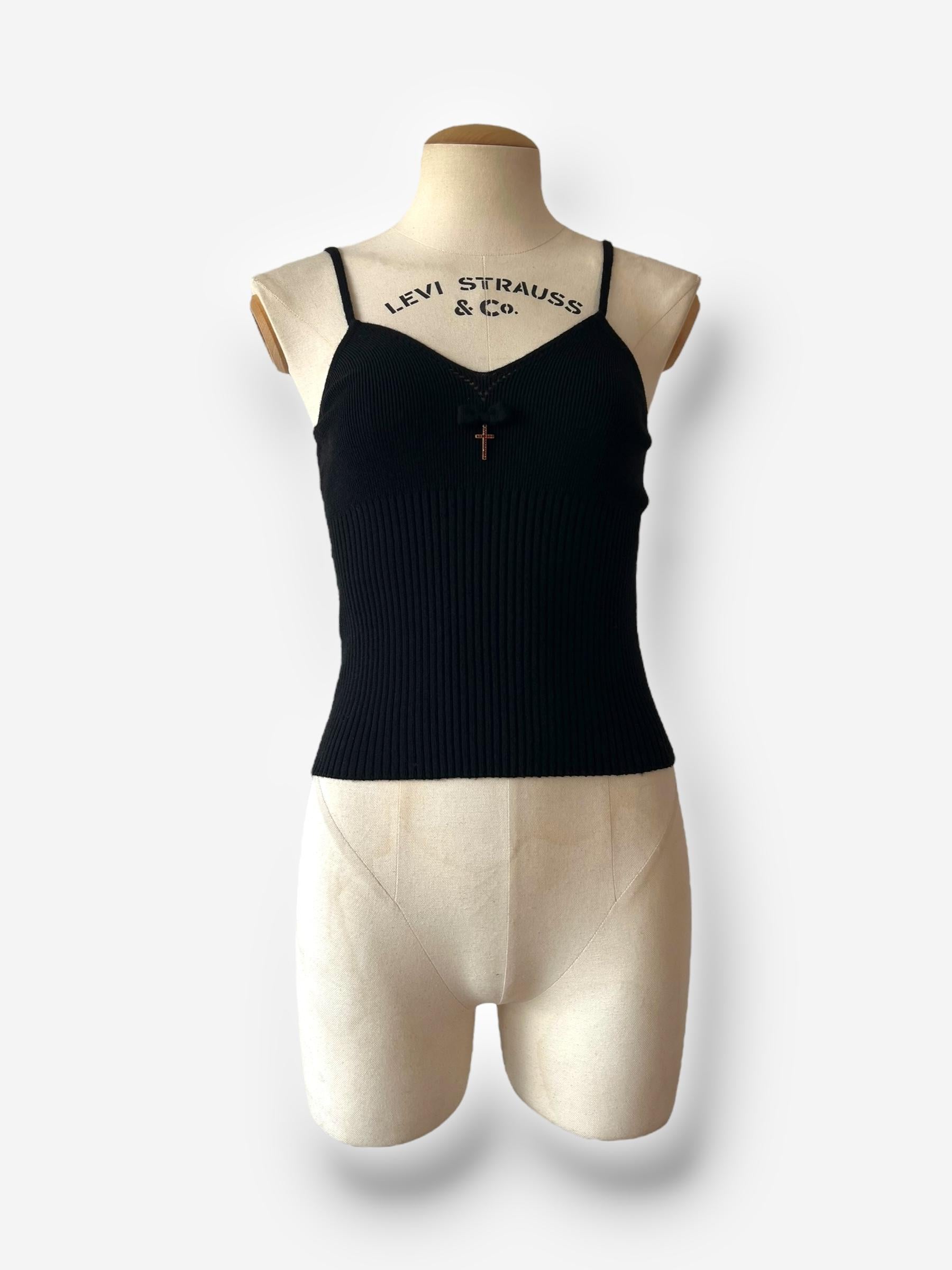 Dolce & Gabbana 1990er Jahre Strickoberteil mit Kreuz-Anhänger im Angebot 2