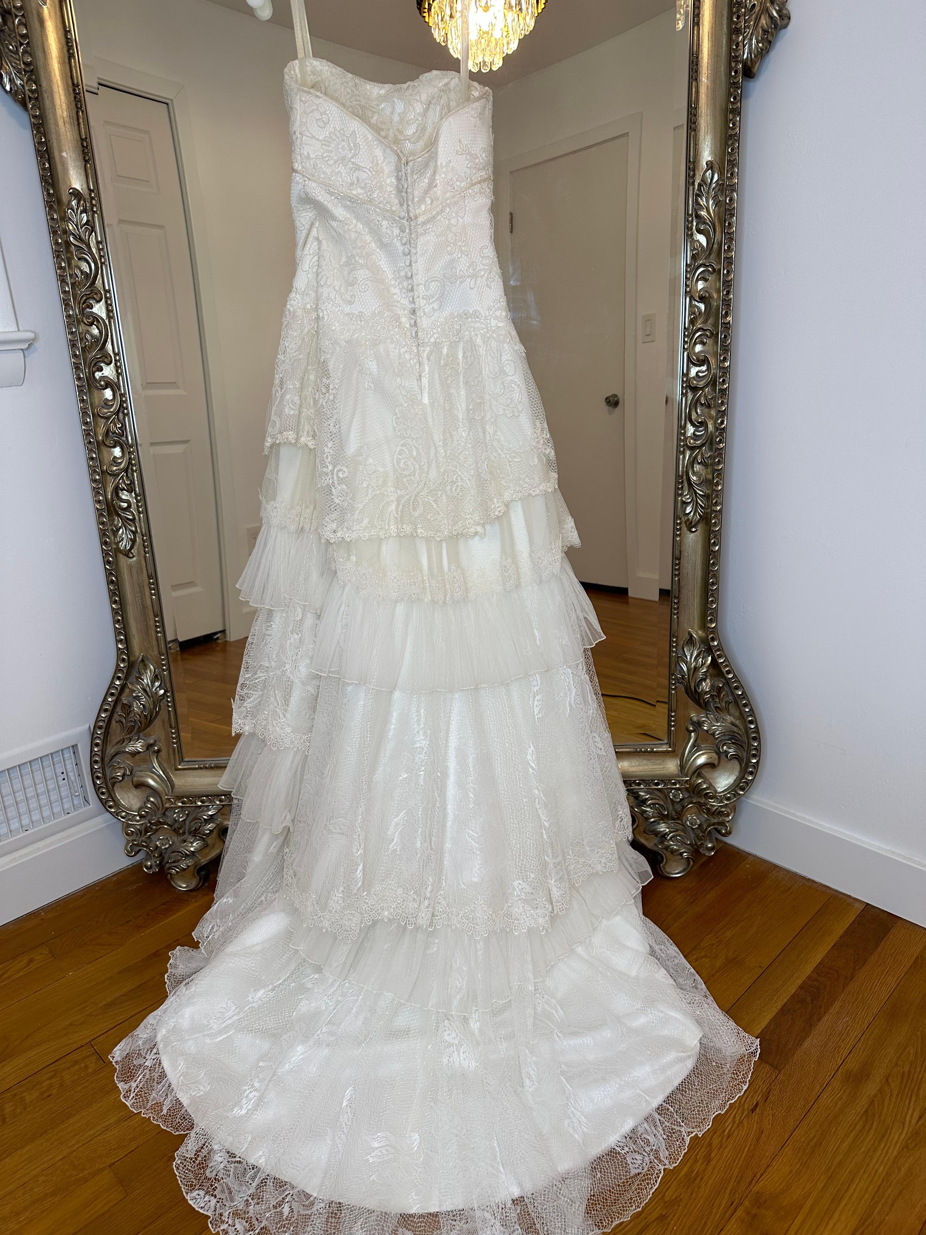Robe de mariée ivoire Vintage Dolce Gabbana 1990's

Vente de ma robe de mariée. Il est absolument magnifique. J'ai passé des mois à chercher une robe et celle-ci a été de loin la gagnante. Je déménage à l'étranger et c'est la raison pour laquelle