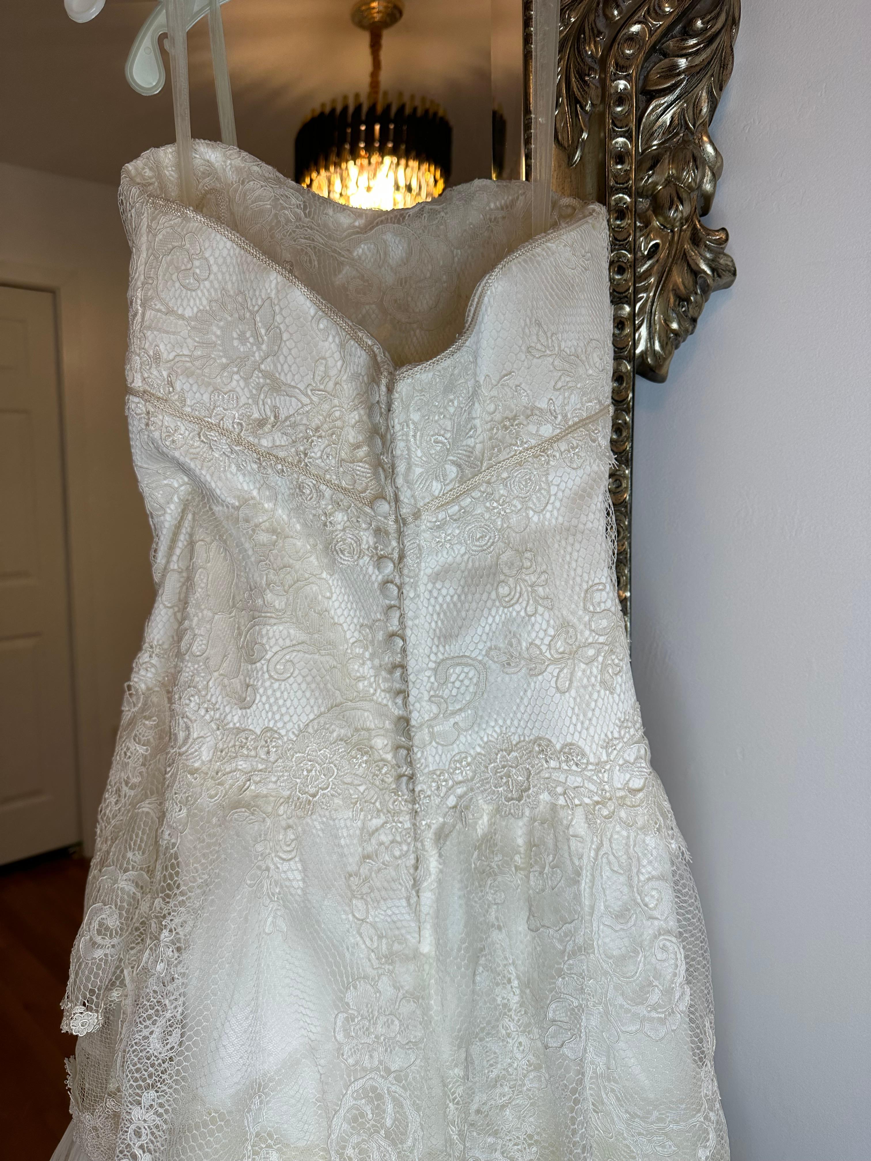 Dolce Gabbana 1990’s lace wedding gown  In Good Condition For Sale In Annandale, VA