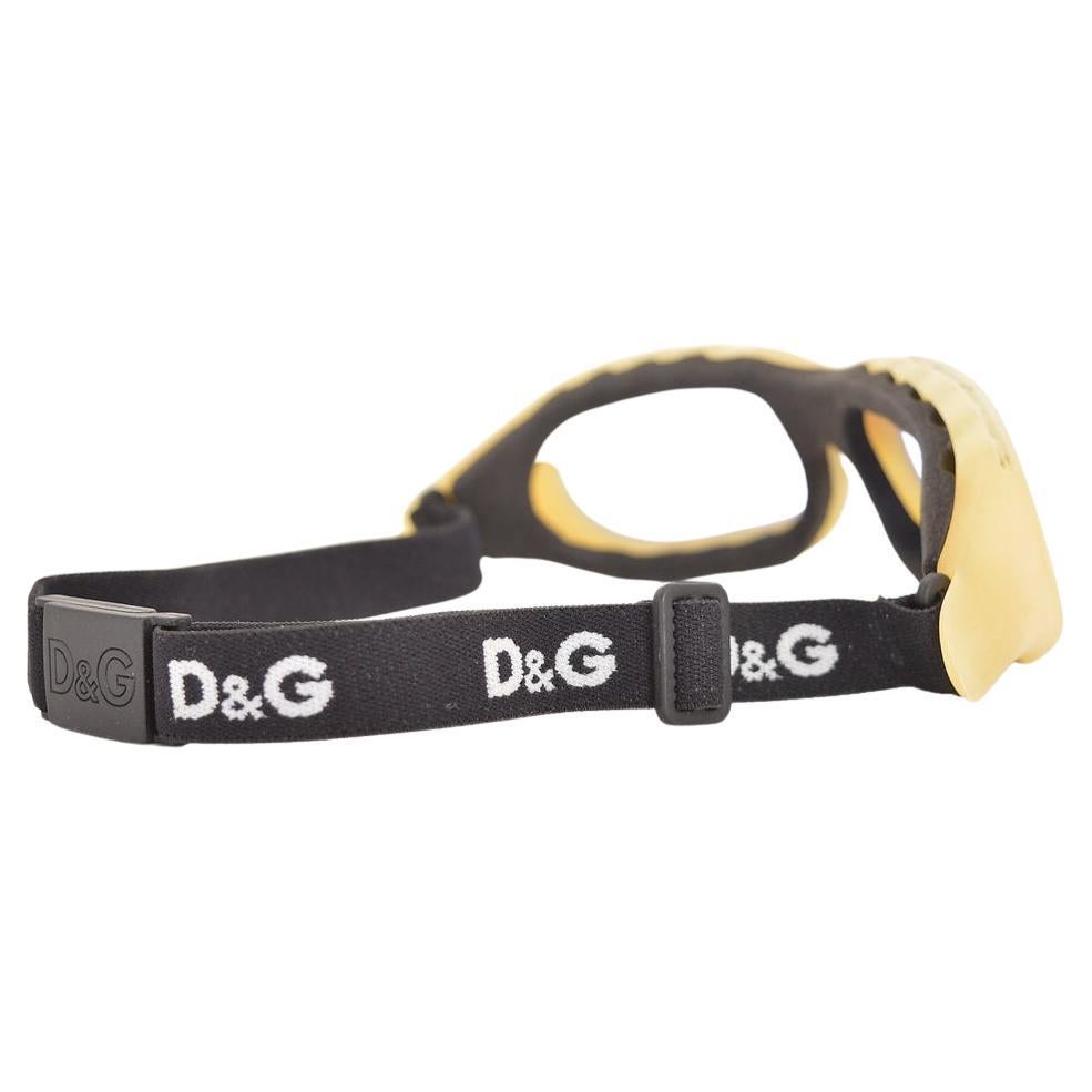 1990's DOLCE & GABBANA Ski goggles, with D&G elasticated tape headband. Complete in original case. 
 
Features;
D&G elasticated  spell out tape headband
Foam lined interior for comfort
Buckle fasten closure
MADE IN FRANCE
 
Sizing;
Recommended Size;