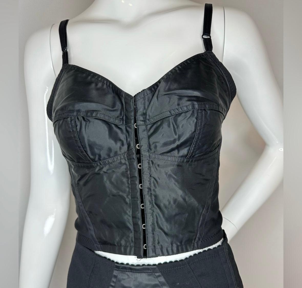 Dolce Gabbana rare 1992 bustier top and skirt set
Top size 42
Skirt size 40

Excellent vintage condition, no rips or stains