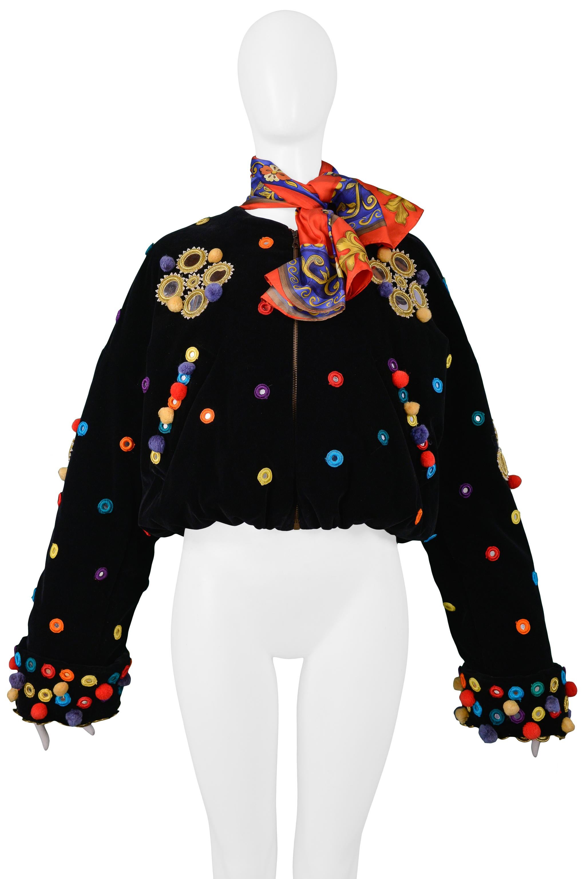 Resurrection Vintage a le plaisir de vous proposer une veste bomber en velours Dolce & Gabbana avec un foulard en soie imprimé, des broderies, des appliques, des pompons, des miroirs, des poches latérales fendues et une fermeture à glissière sur le