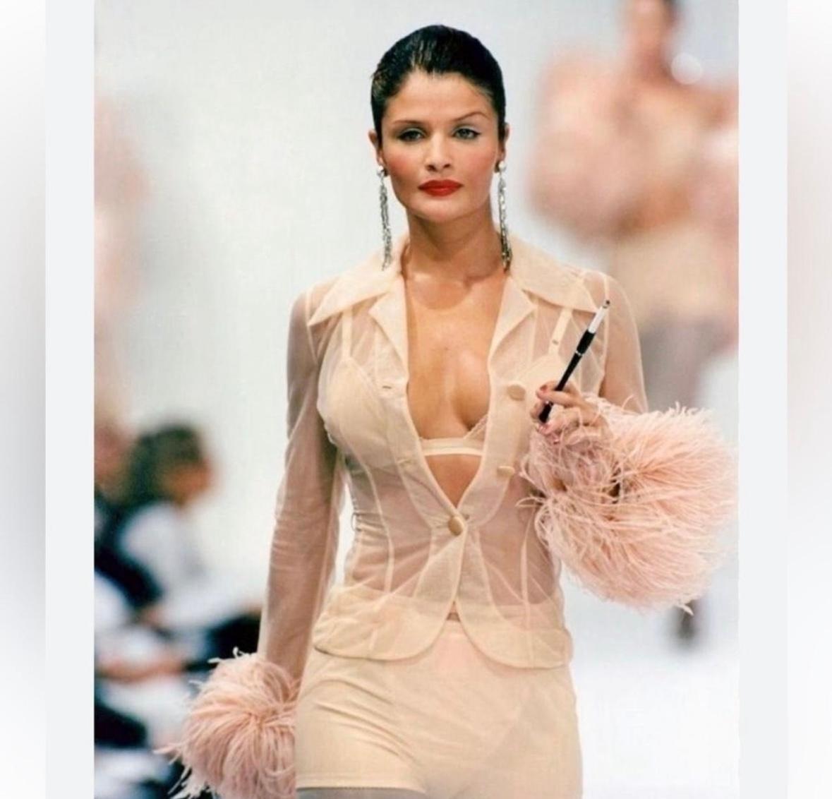 Dolce Gabbana 1995 durchsichtige Jacke 
Farbe Nude/Beige 

Größe 42, die Maße sind auf den Fotos zu sehen und sind ungefähre Angaben! 

Gesehen auf dem Laufsteg. Guter Vintage-Zustand mit einem Riss im Stoff auf dem Ärmel (abgebildet). 
Die