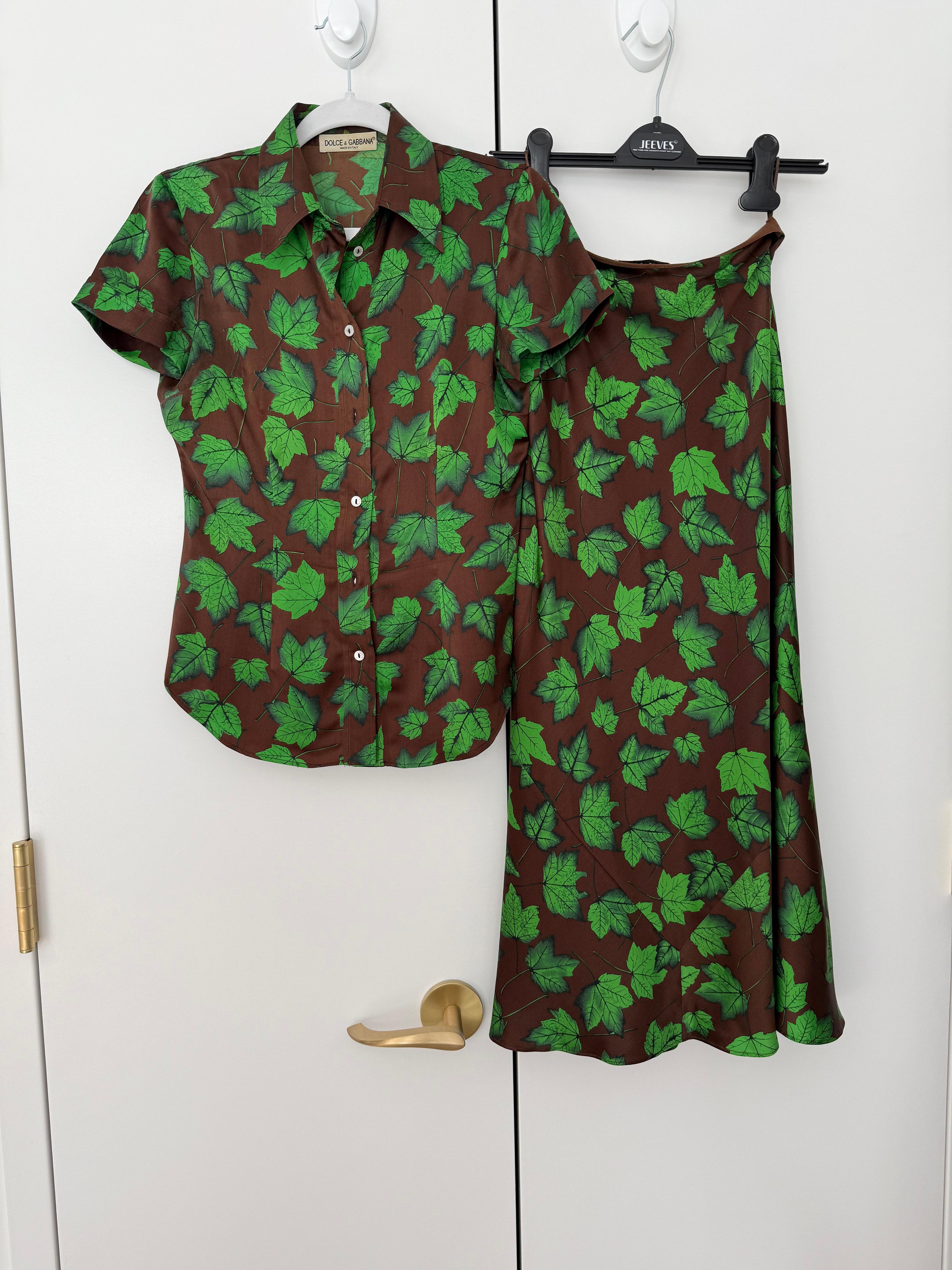 Dolce & Gabbana
Laufsteg Druck
SS97
Vintage By
2 Stücke
100% Seide
Sattes Schokoladenbraun und Grün
Lebendig!
IT38 Oberteil IT40 Rock
Das Ende des Reißverschlusses kann durch Falten der Seide mit der Nähmaschine befestigt werden.
Völlig unbemerkter