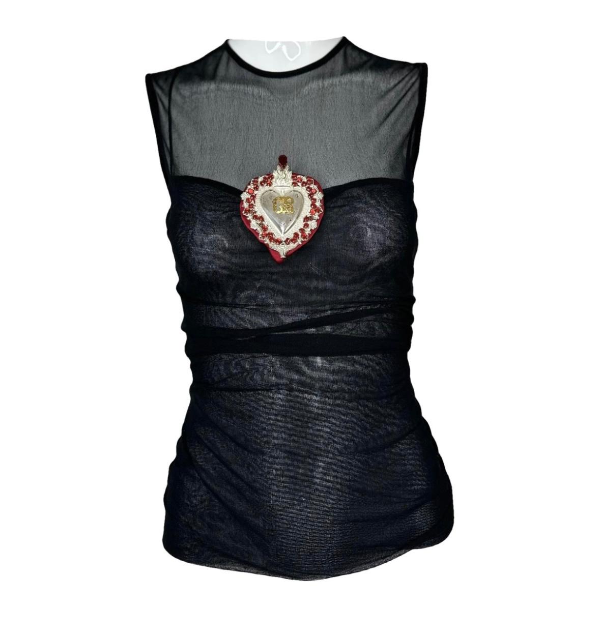 Collector’s item!

Dolce Gabbana 1998 Stromboli collection runway heart mesh top 

Size 40, fits like XS-S
Good vi rage condition with some signs of wear and age. Please see photos 

Zipper in the back