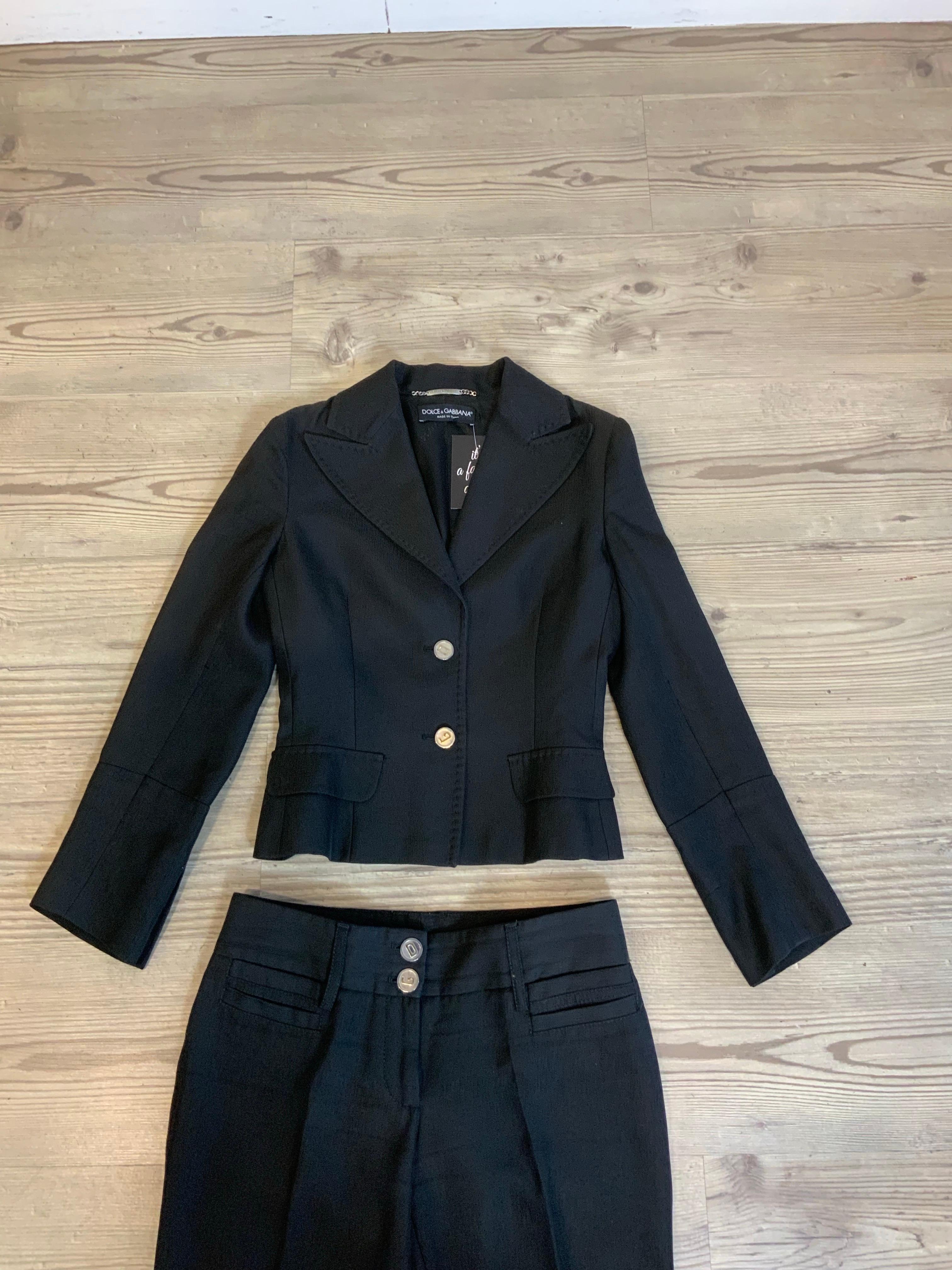 Abito Dolce & Gabbana.
Vintage anni 2000.
50% cotone 50% viscosa.
Manca l'etichetta della taglia. Si adatta a una S internazionale.
La giacca misura 
Spalle 42 cm
Busto 40 cm
Lunghezza 55 cm
Manica 55 cm
I pantaloni misurano 
Vita 38 cm
Lunghezza 81