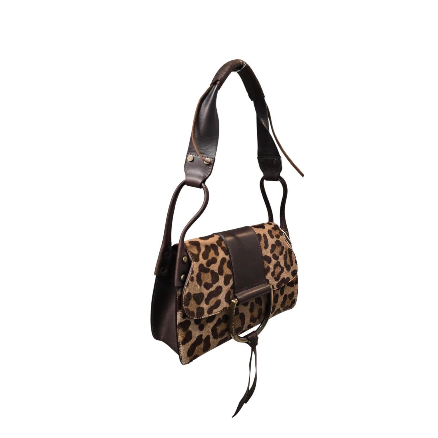 Eleva la tua collezione con questa autentica borsa a tracolla Dolce & Gabbana degli anni 2000. Realizzato in lussuoso pelo di pony con stampa leopardata, ricchi accenti in pelle marrone e finiture in bronzo anticato, questo pezzo di manifattura